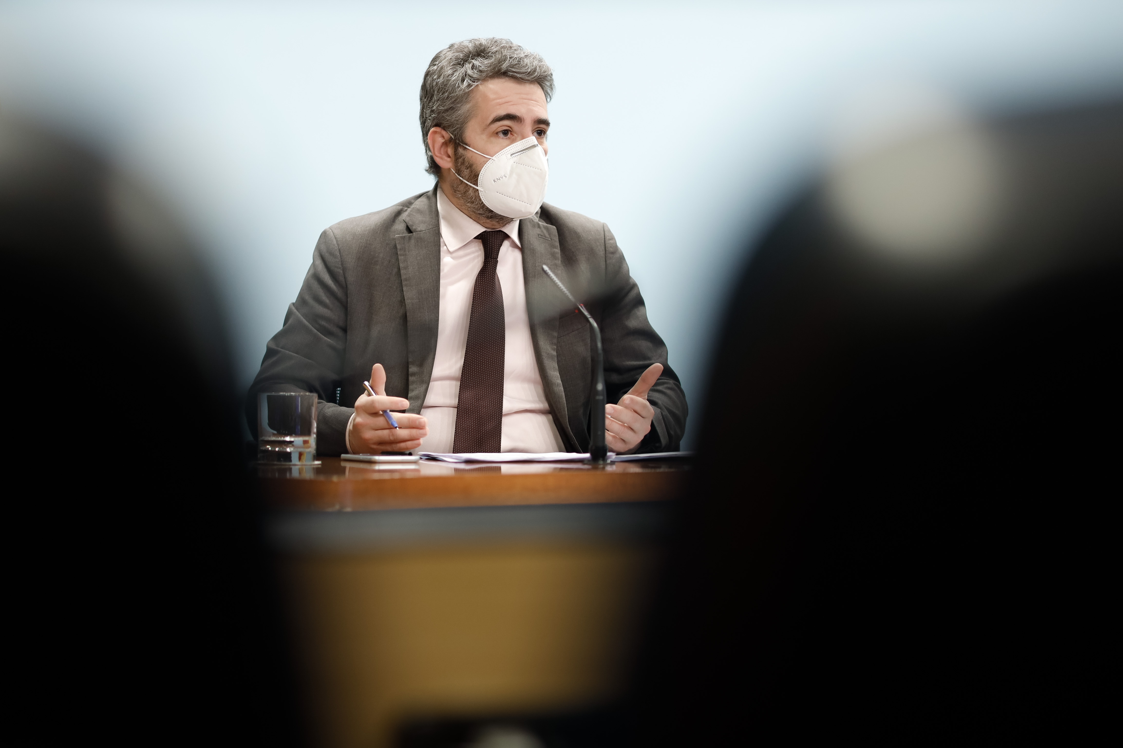 S’aprova que en context de pandèmia en cas d’absència del docent el personal col·laborador sigui el referent a les aules i als patis per tal de garantir la seguretat dels alumnes