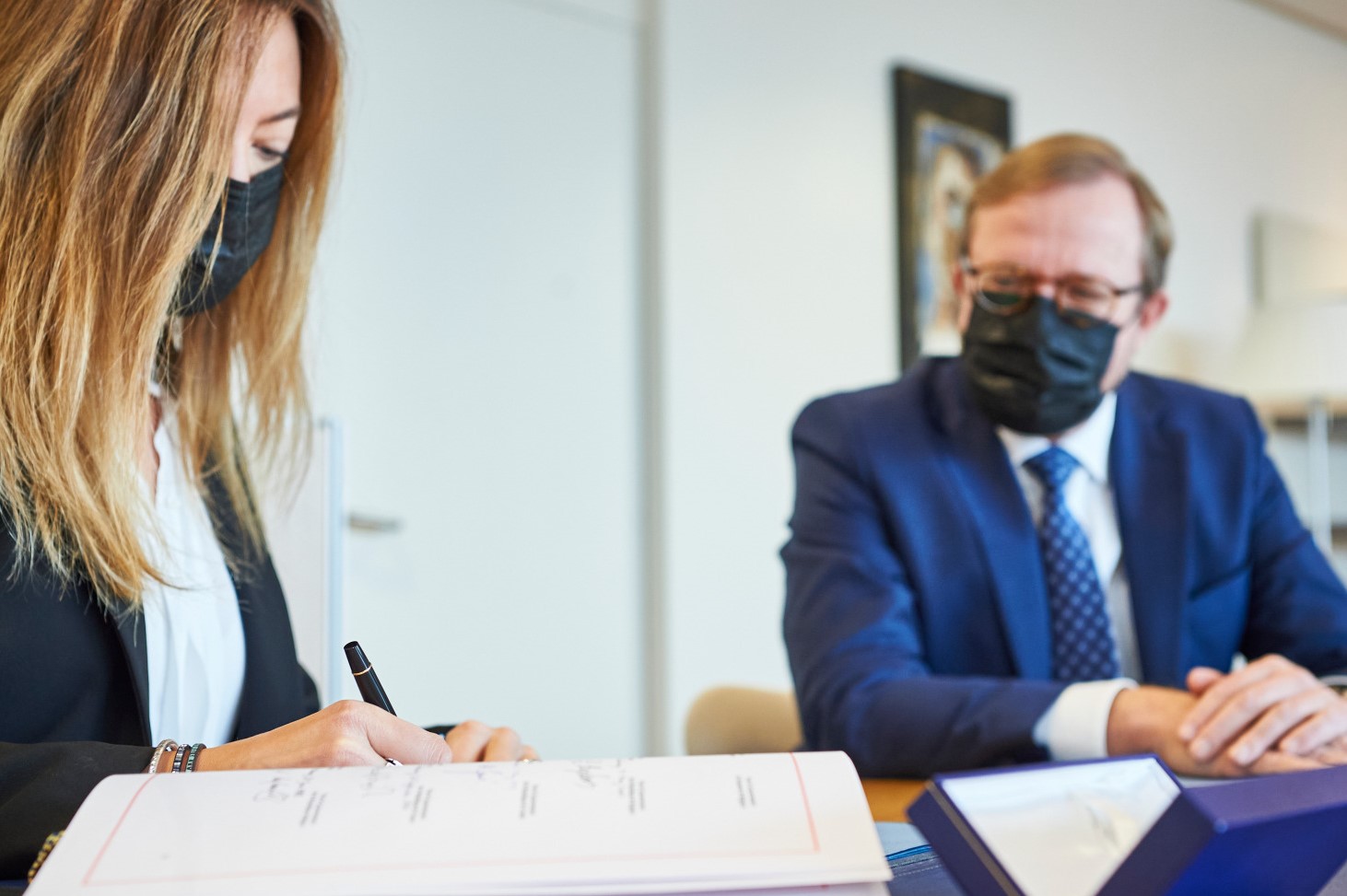 La secretària d’Estat Helena Mas signa el Conveni d’Oviedo al Consell d’Europa
