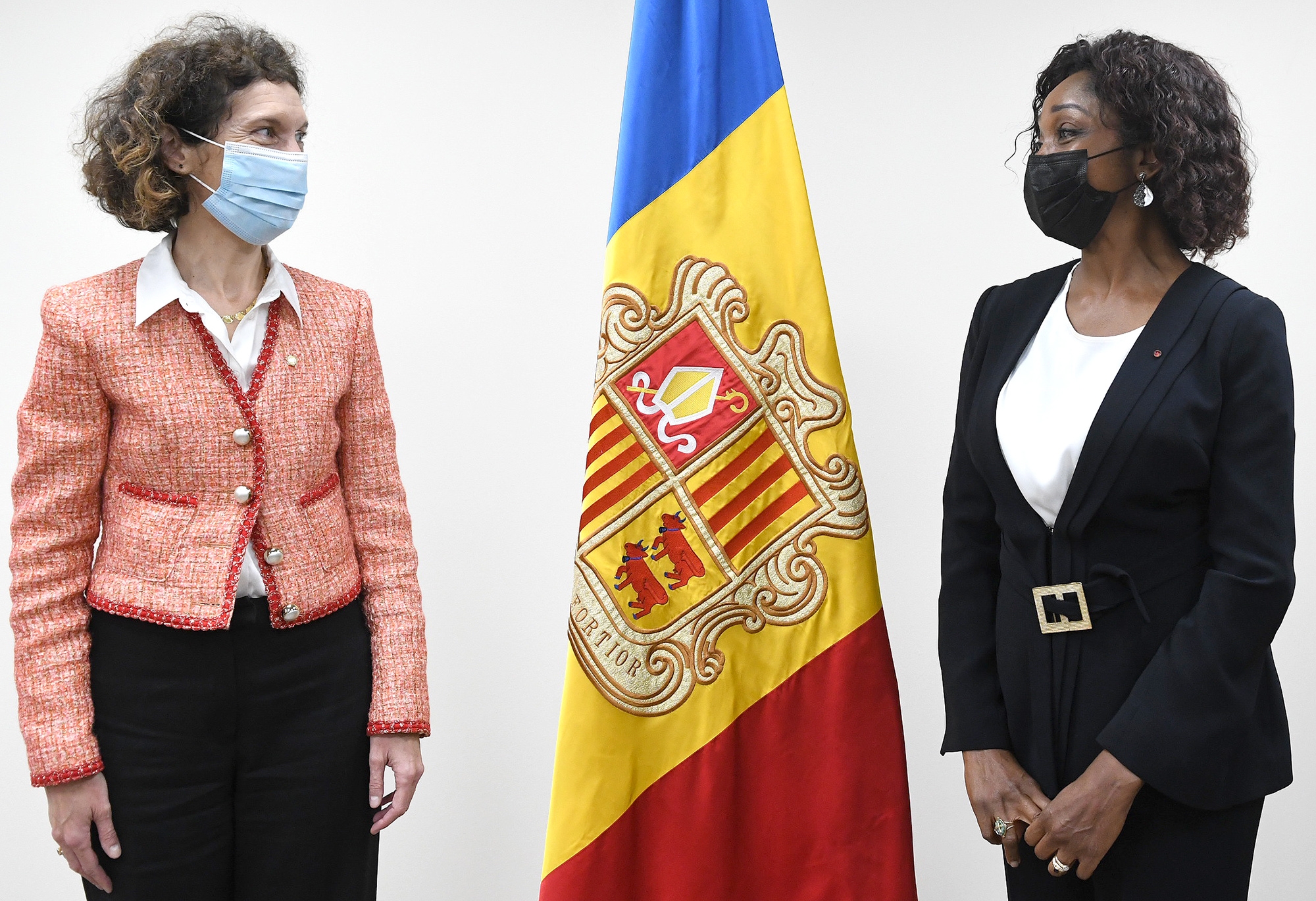 La ministra d’Afers Exteriors, Maria Ubach, rep les còpies d’estil dels ambaixadors de vuit països