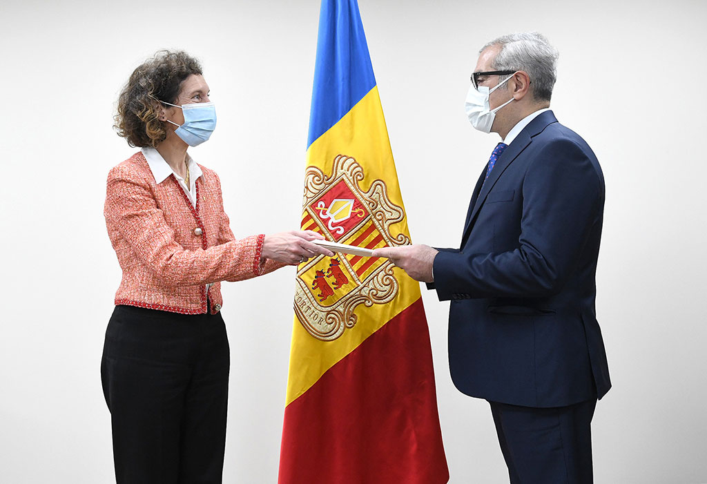 La ministra d’Afers Exteriors, Maria Ubach, rep les còpies d’estil dels ambaixadors de vuit països