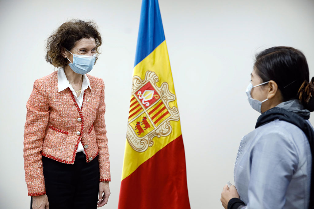 La ministra d’Afers Exteriors, Maria Ubach, rep les còpies d’estil dels ambaixadors de vuit països