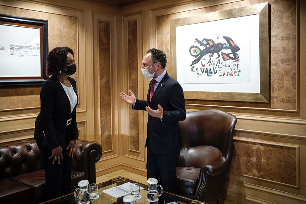 La ministra d’Afers Exteriors, Maria Ubach, rep les còpies d’estil dels ambaixadors de vuit països