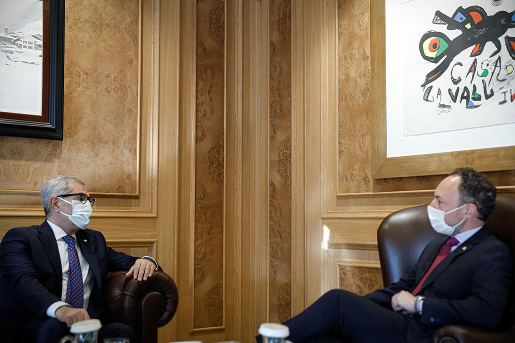 La ministra d’Afers Exteriors, Maria Ubach, rep les còpies d’estil dels ambaixadors de vuit països