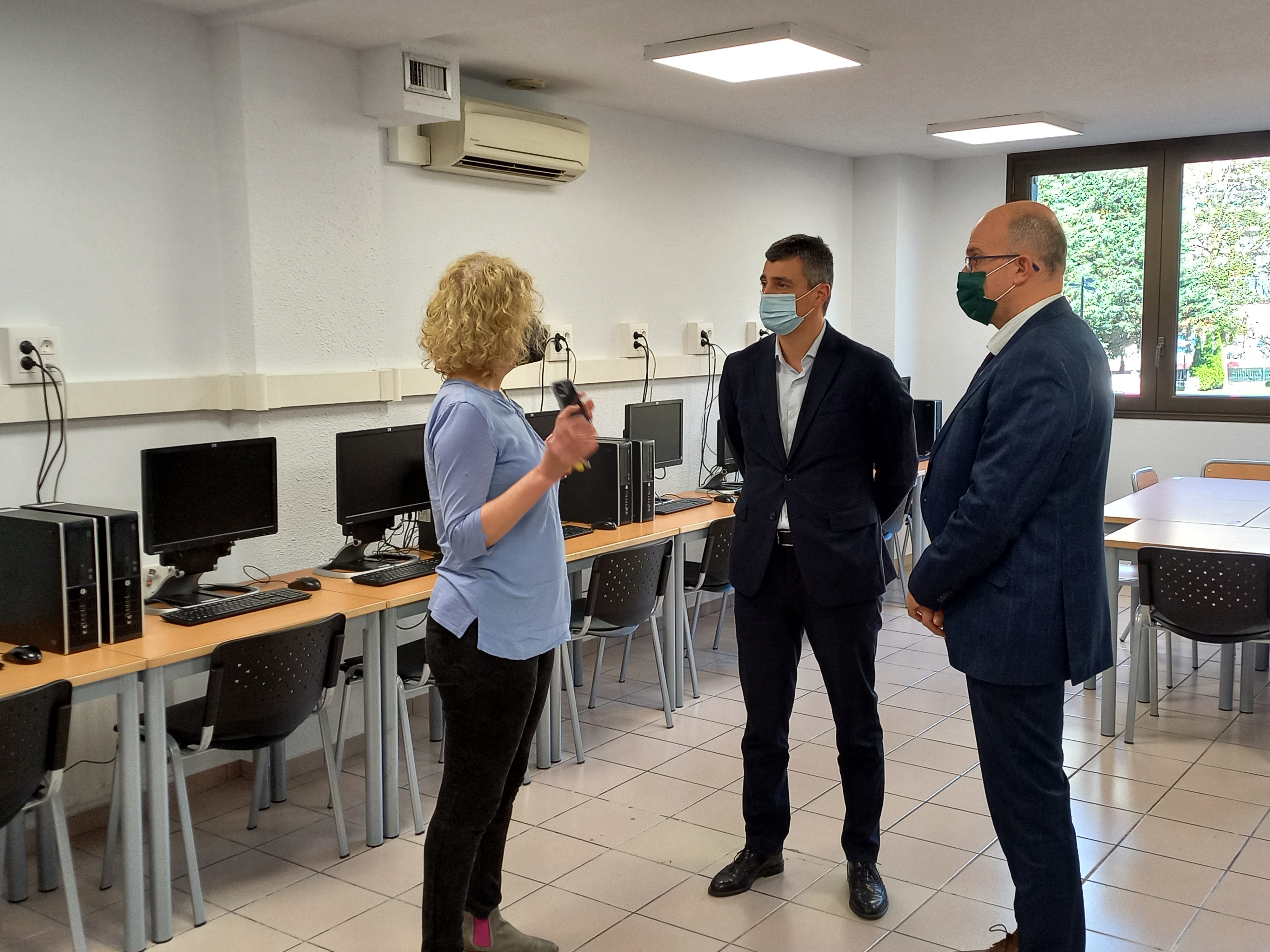 Vall Banc cedeix 40 ordinadors per equipar diferents aules de Formació al Llarg de la Vida