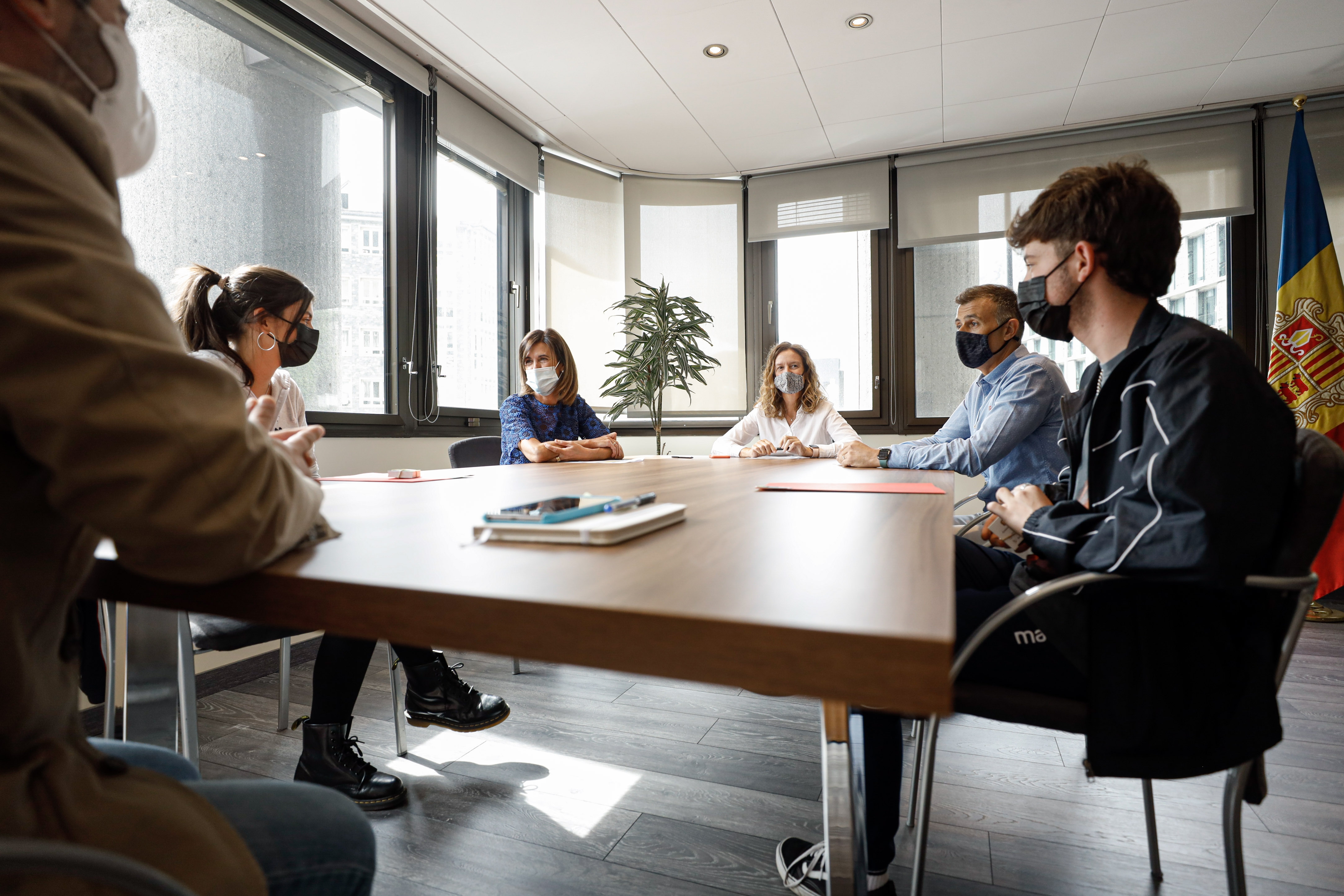 Calvó i Vilarrubla reben els joves que participaran en la PreCOP26 que se celebrarà a Itàlia