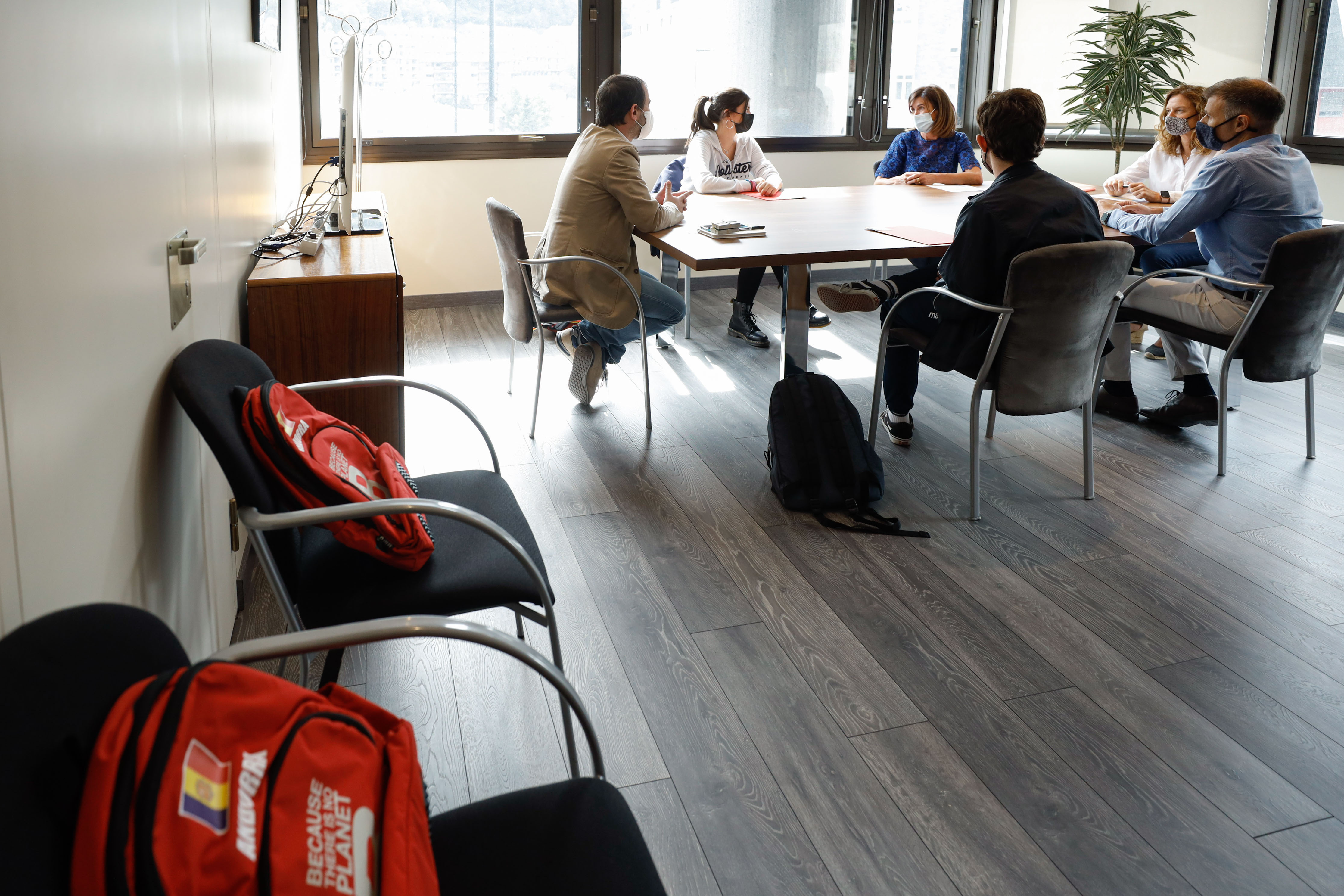 Calvó i Vilarrubla reben els joves que participaran en la PreCOP26 que se celebrarà a Itàlia