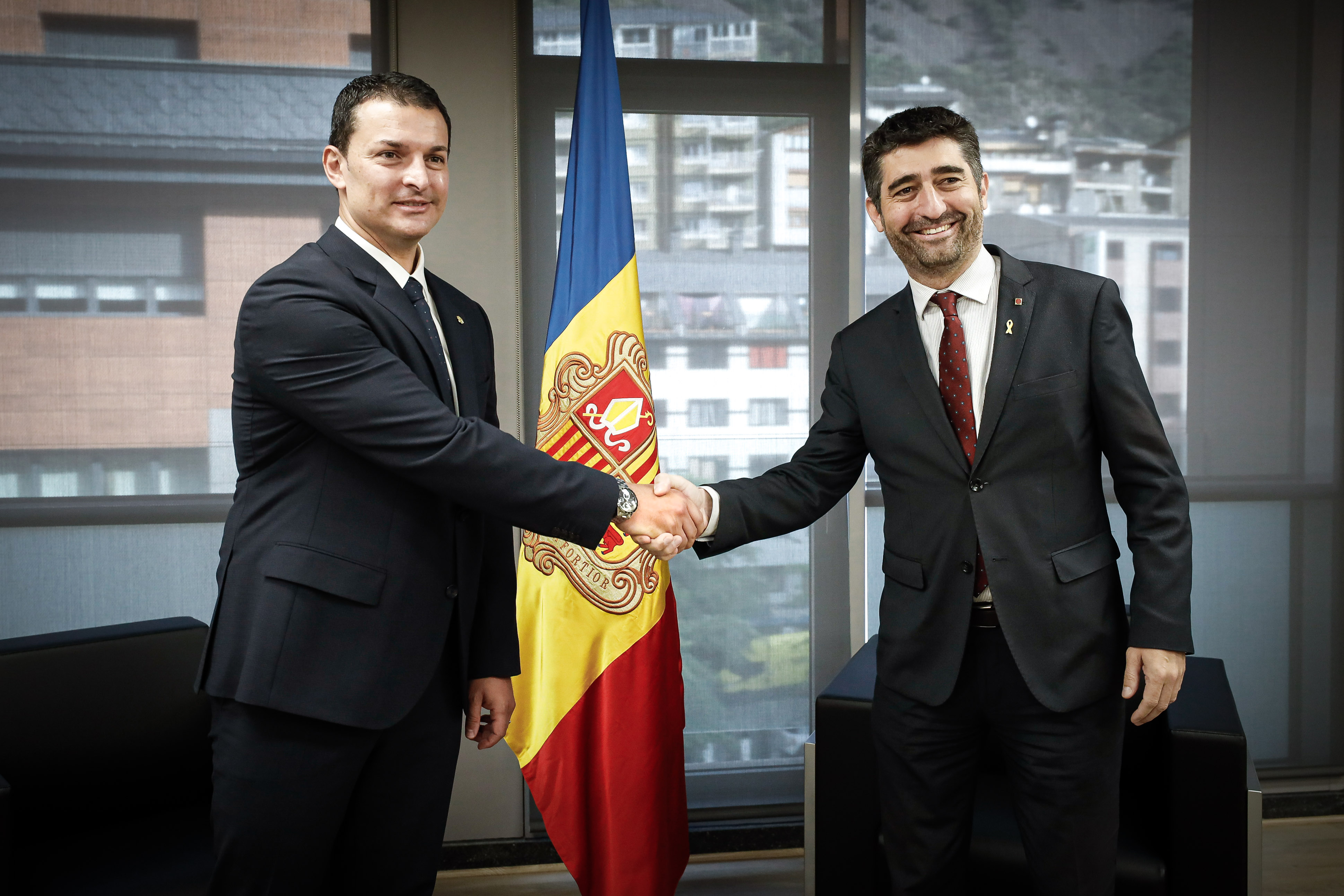 El ministre Jordi Gallardo tracta amb el vicepresident de la Generalitat, Jordi Puigneró, l’inici dels vols regulars des d’Andorra-La Seu aquest mateix hivern