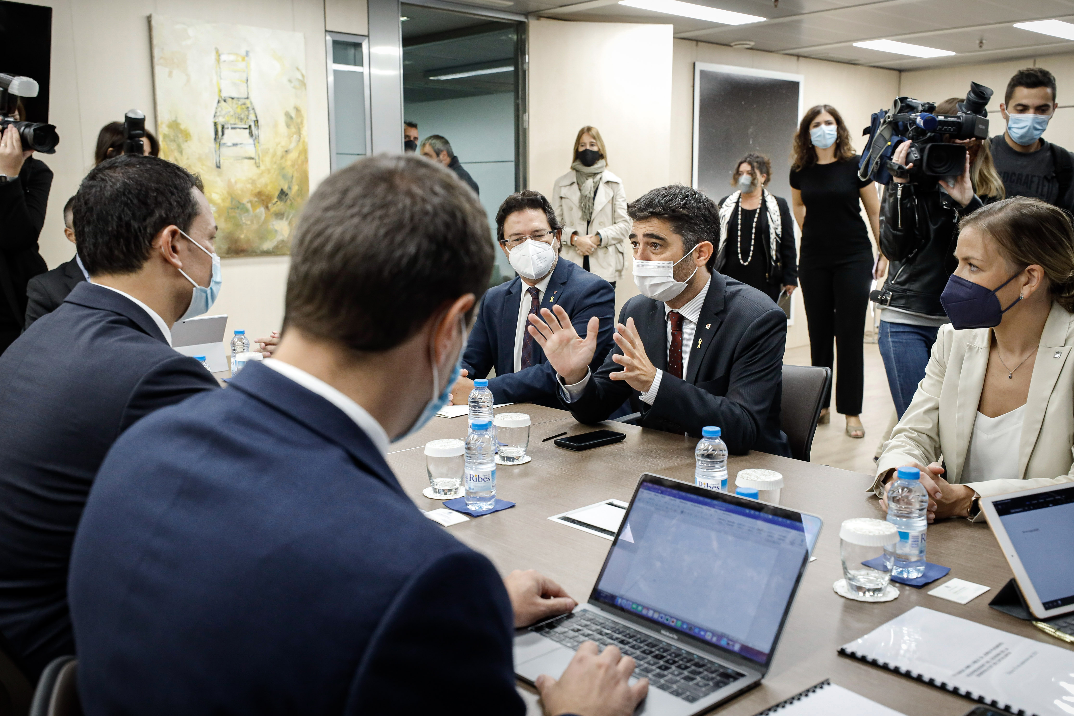 El ministre Jordi Gallardo tracta amb el vicepresident de la Generalitat, Jordi Puigneró, l’inici dels vols regulars des d’Andorra-La Seu aquest mateix hivern