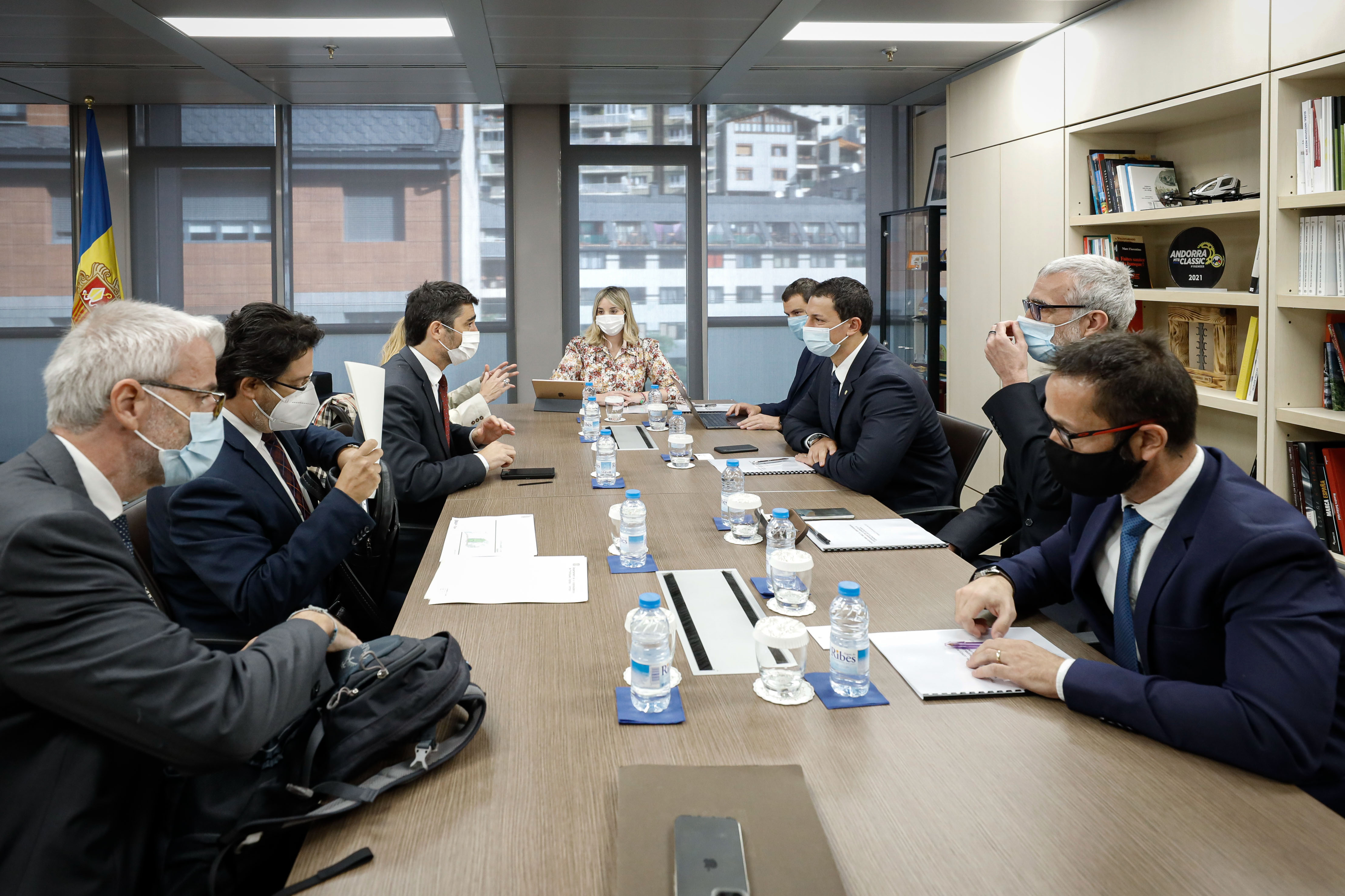El ministre Jordi Gallardo tracta amb el vicepresident de la Generalitat, Jordi Puigneró, l’inici dels vols regulars des d’Andorra-La Seu aquest mateix hivern