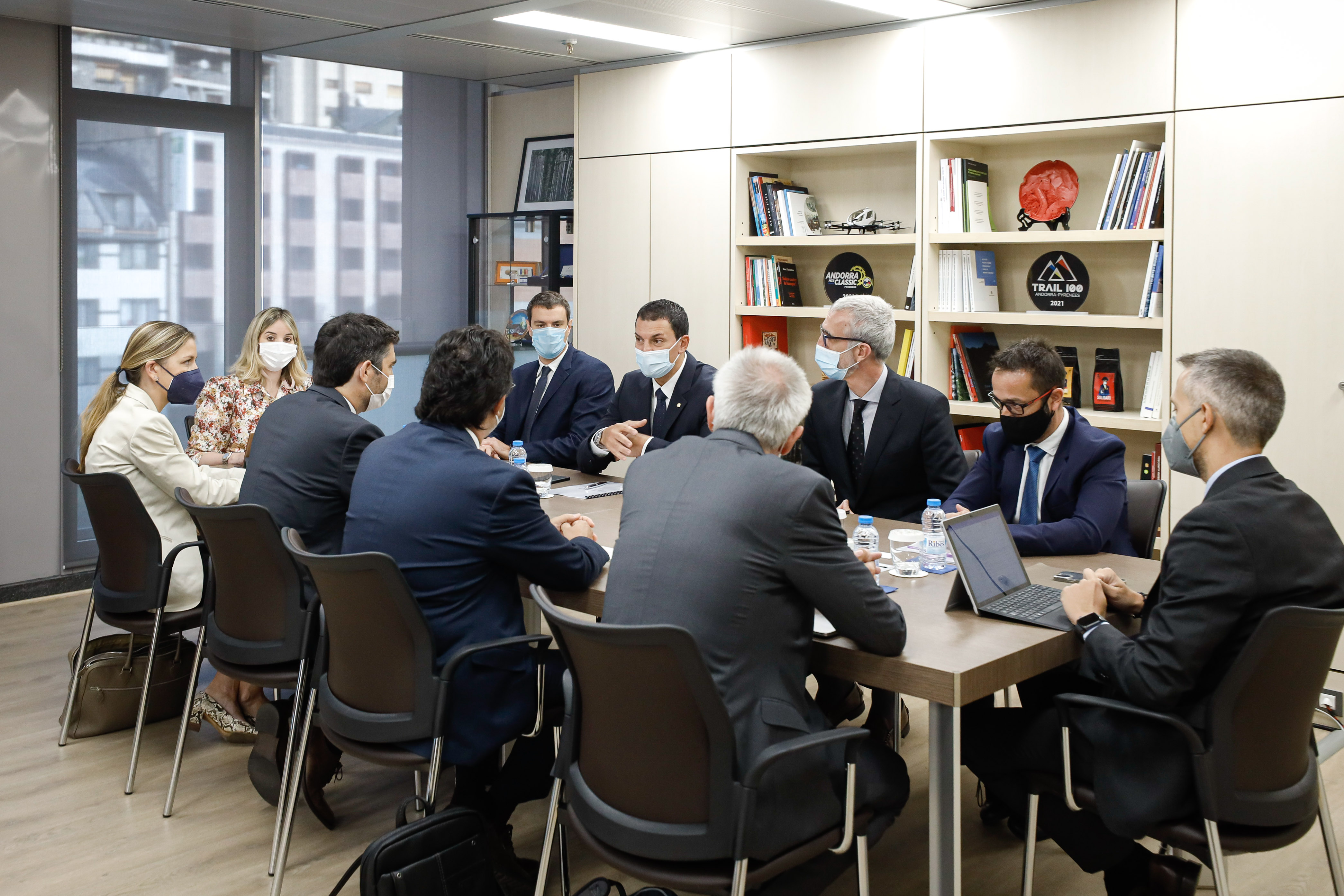 El ministre Jordi Gallardo tracta amb el vicepresident de la Generalitat, Jordi Puigneró, l’inici dels vols regulars des d’Andorra-La Seu aquest mateix hivern