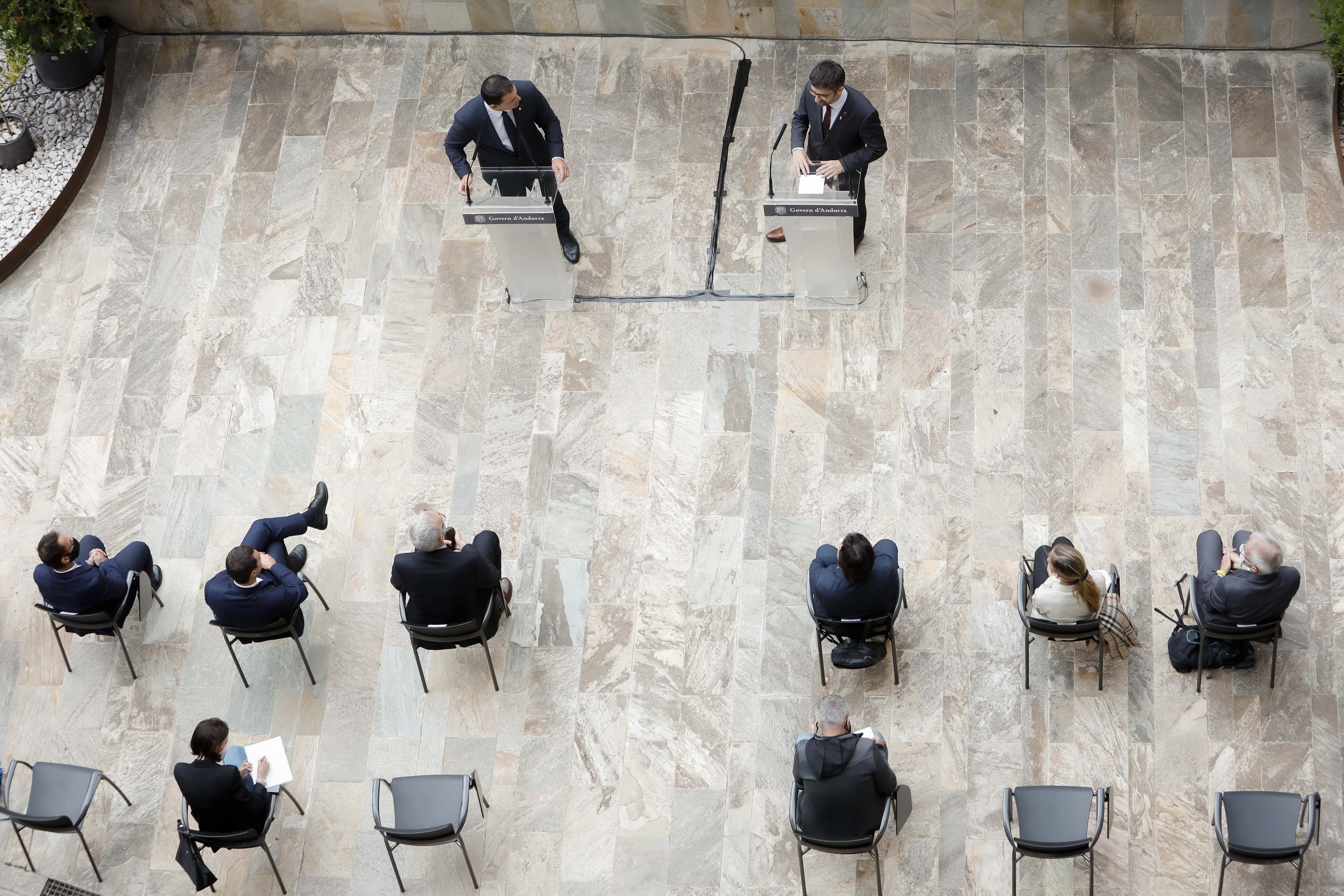 El ministre Jordi Gallardo tracta amb el vicepresident de la Generalitat, Jordi Puigneró, l’inici dels vols regulars des d’Andorra-La Seu aquest mateix hivern