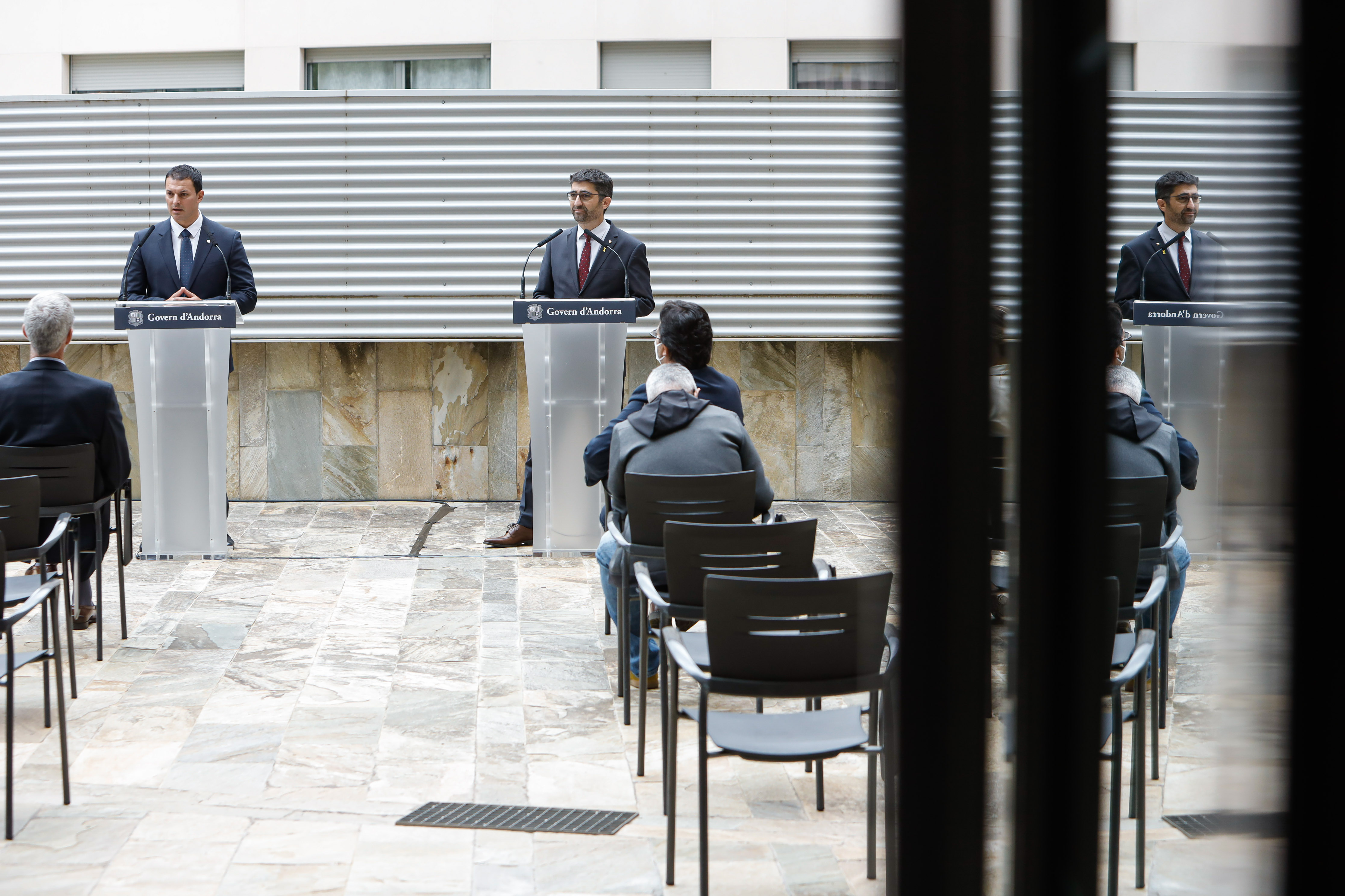 El ministre Jordi Gallardo tracta amb el vicepresident de la Generalitat, Jordi Puigneró, l’inici dels vols regulars des d’Andorra-La Seu aquest mateix hivern