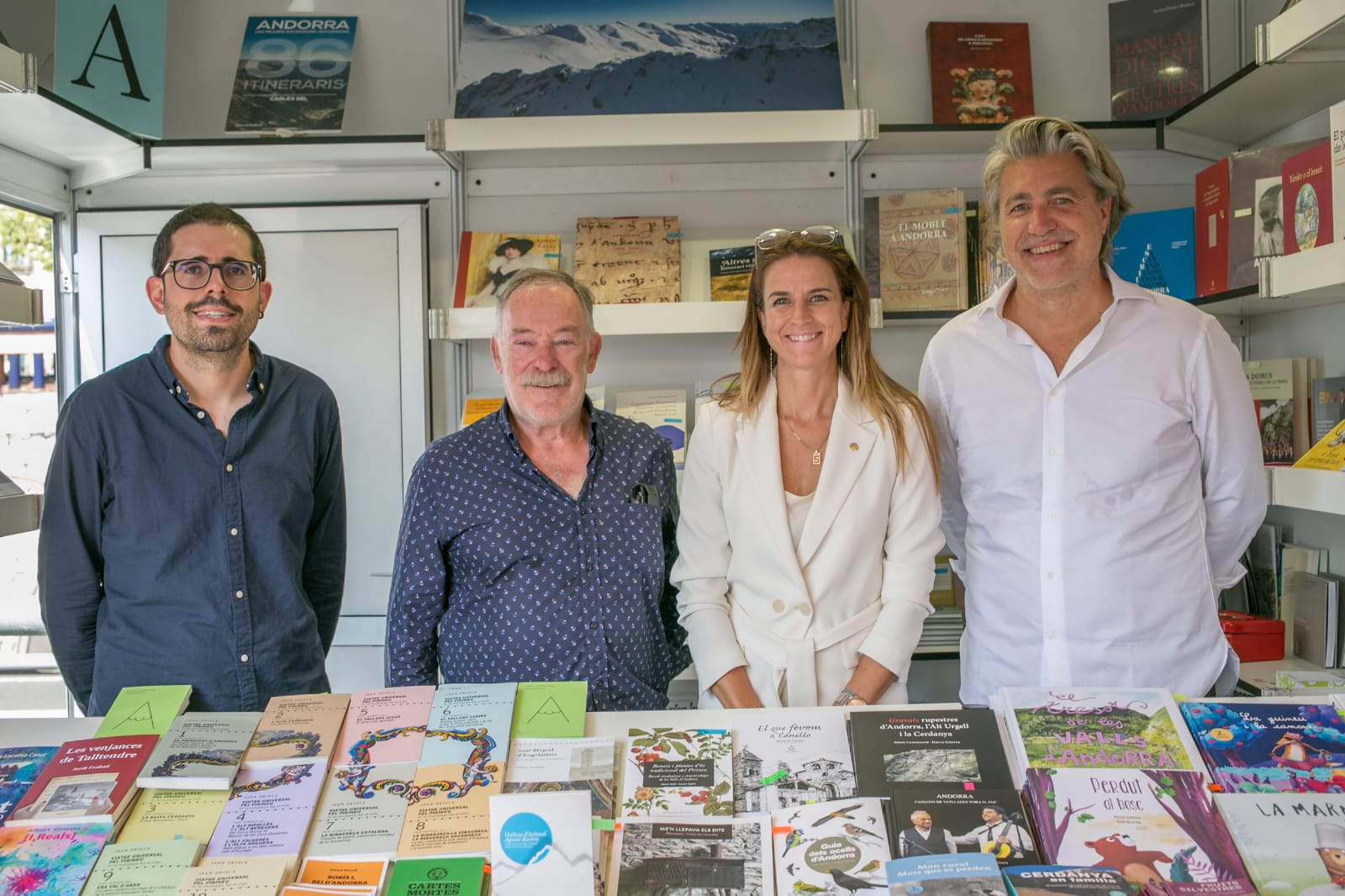 Sílvia Riva es reuneix amb Natàlia Garriga durant la celebració de la Setmana del llibre en català