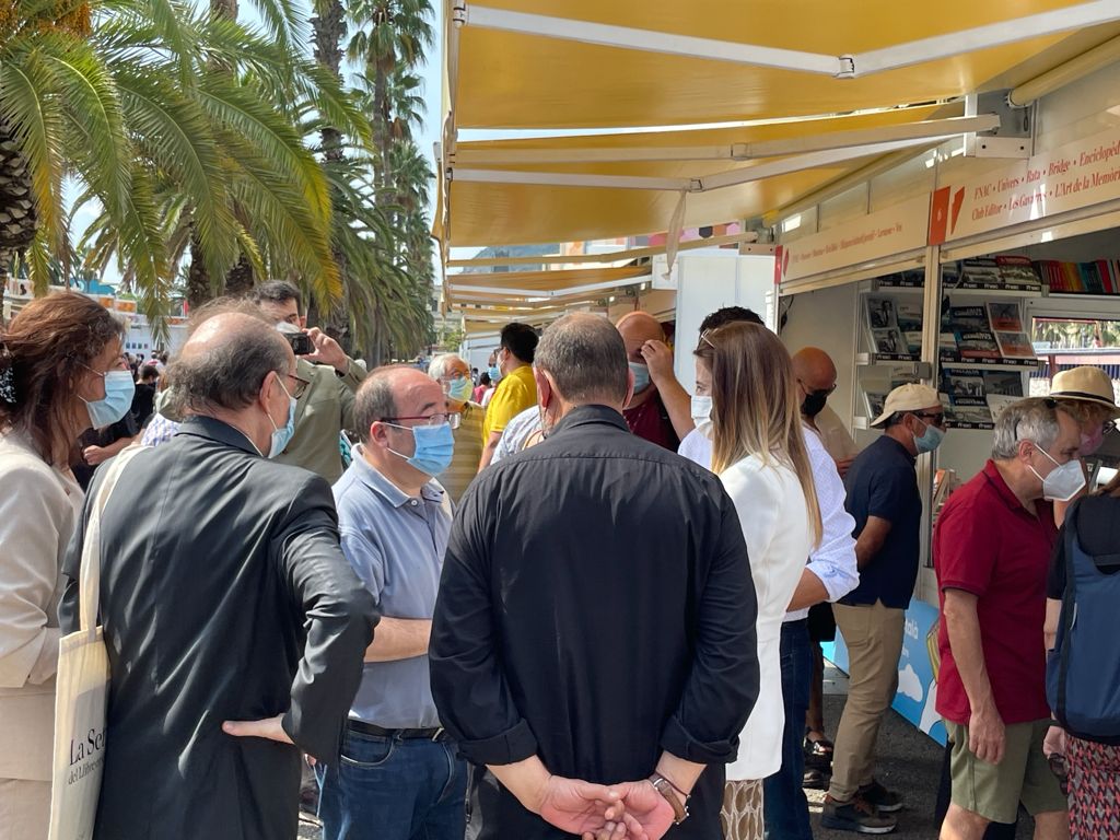 Sílvia Riva es reuneix amb Natàlia Garriga durant la celebració de la Setmana del llibre en català