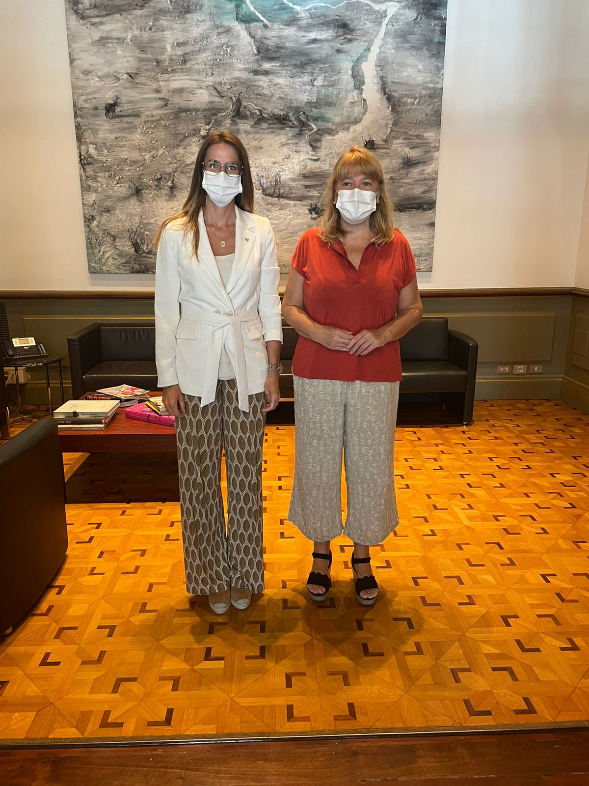 Sílvia Riva es reuneix amb Natàlia Garriga durant la celebració de la Setmana del llibre en català