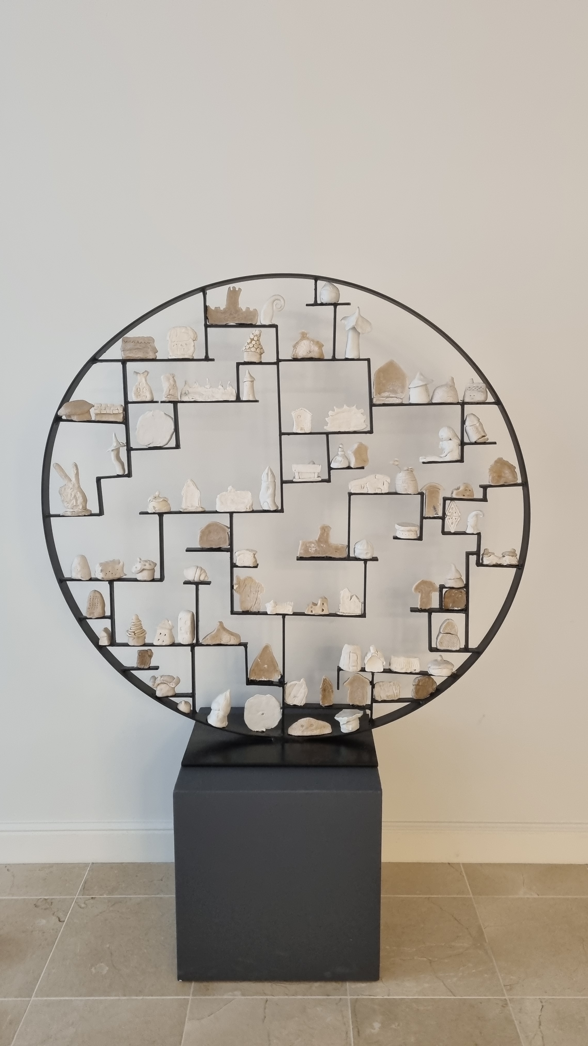 Comença la itinerància de l’obra “Carrers buits, ments ocupades”, d’Emma Regada