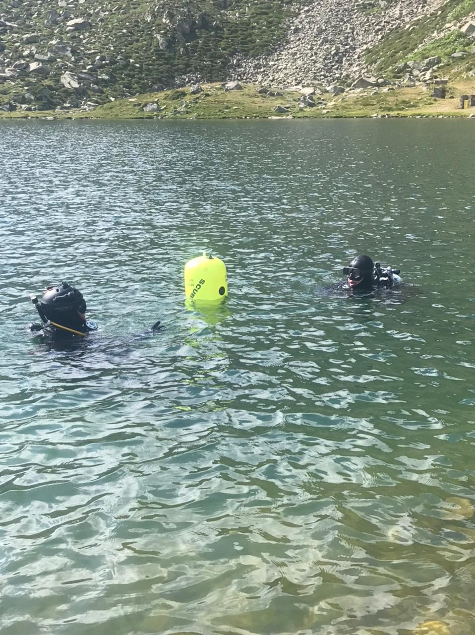 El Grup de rescat subaquàtic del Cos de Bombers participa en la neteja de la captació d'aigua de Les Abelletes