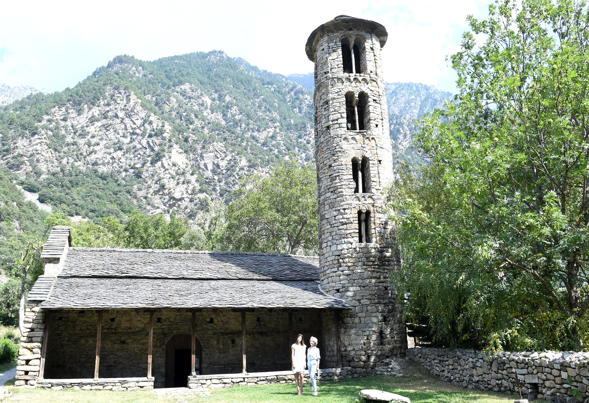 La ministra Riva acosta el patrimoni cultural a l’ambaixadora de la UNESCO Hedva Ser amb la visita a l’Espai Columba i l’església de Santa Coloma
