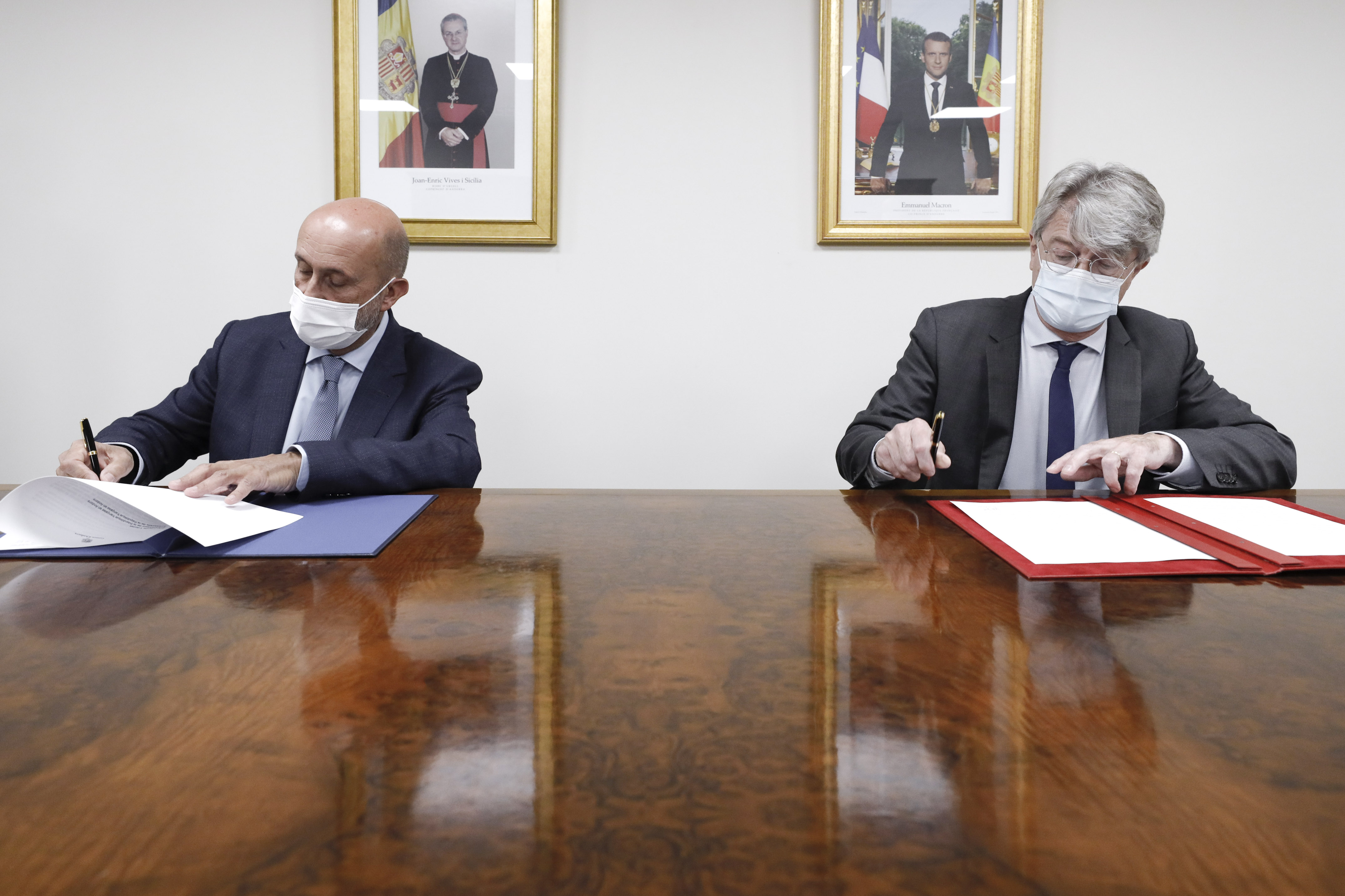 Andorra i França signen l’acord que permet el reconeixement del certificat andorrà a la Unió Europea