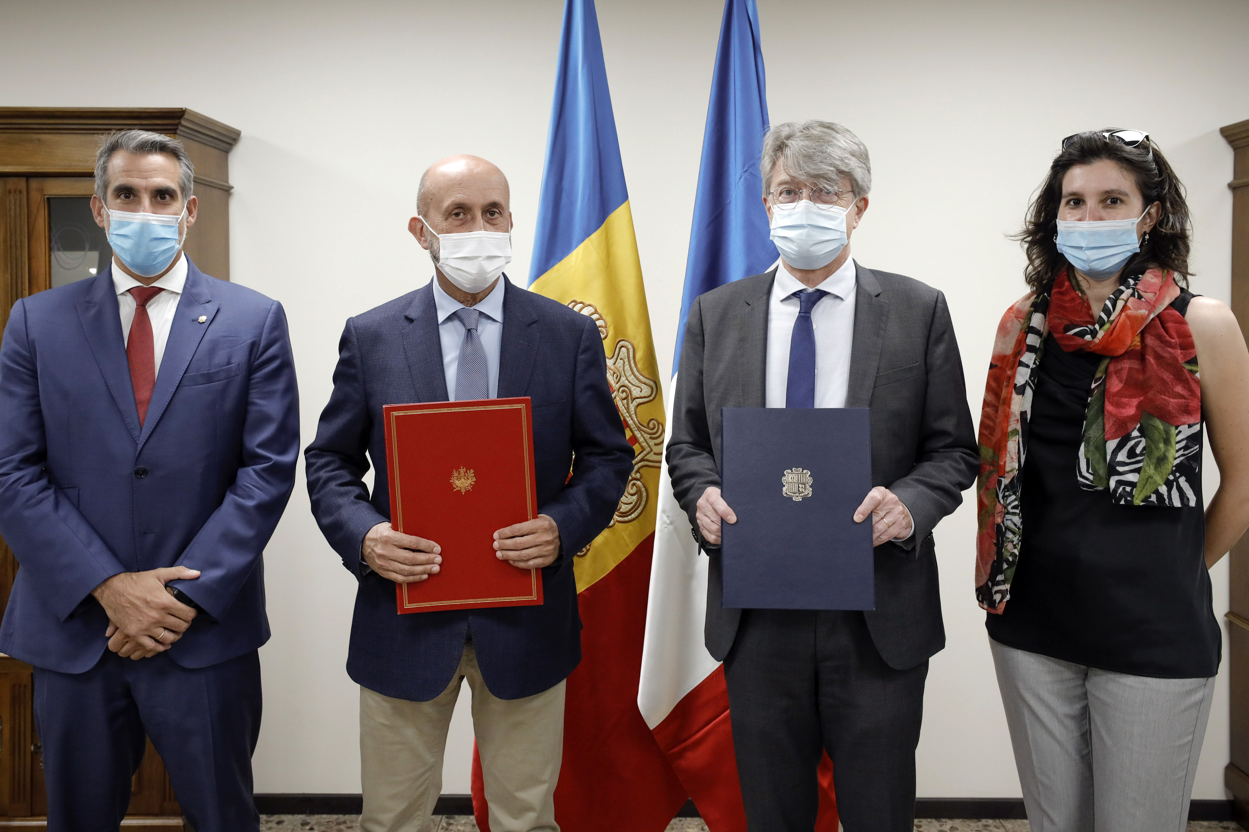 Andorra i França signen l’acord que permet el reconeixement del certificat andorrà a la Unió Europea