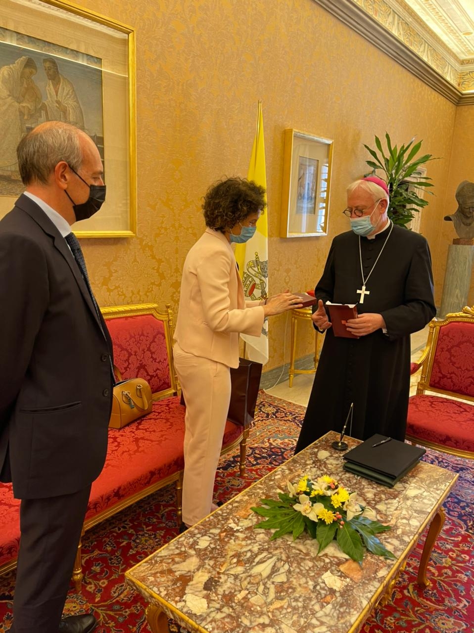 Maria Ubach es reuneix al Vaticà amb el secretari per a les relacions amb els Estats de la Santa Seu, Paul Richard Gallagher