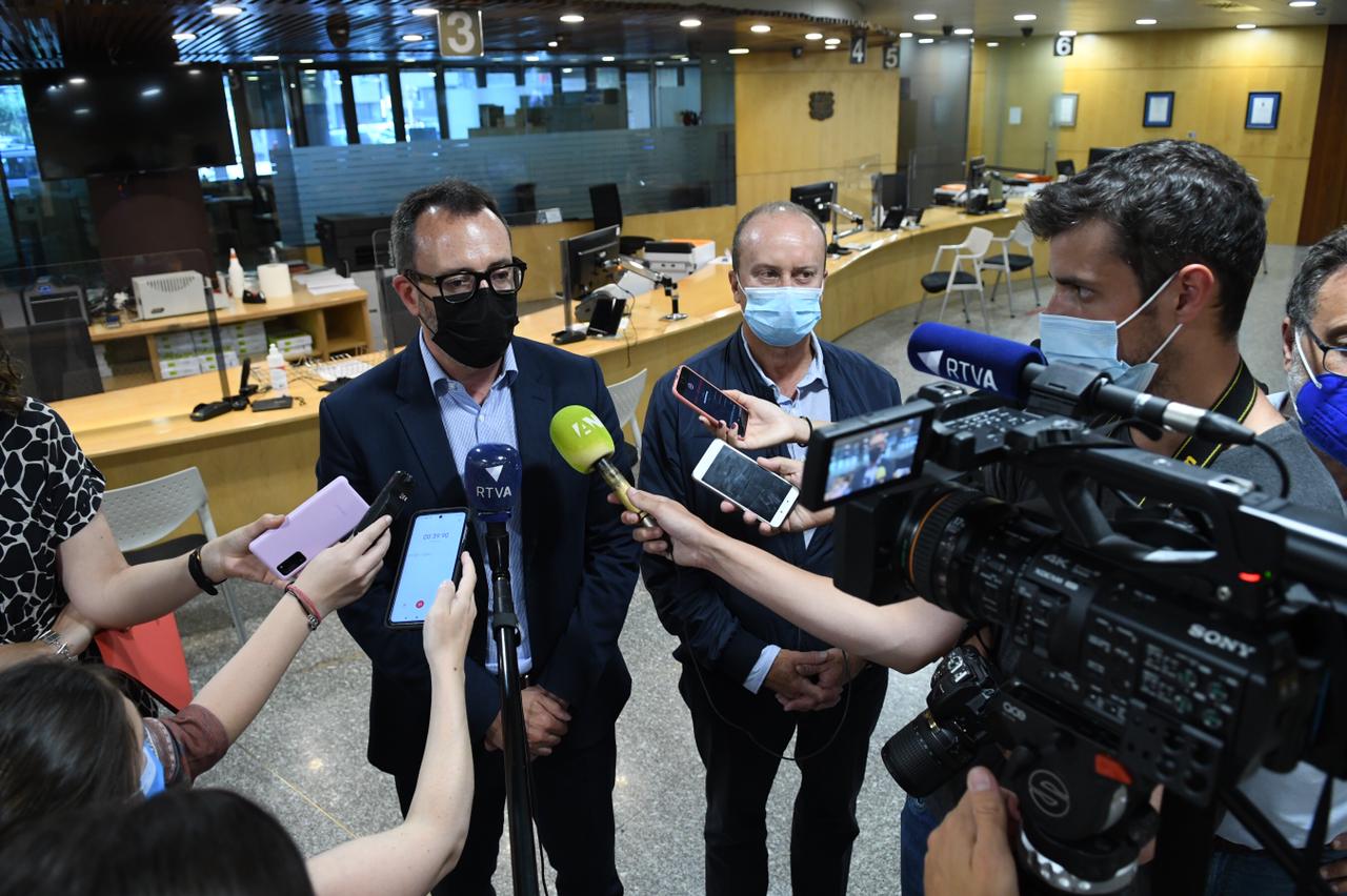 Un episodi de vent intens provoca diversos danys materials a diferents punts del país