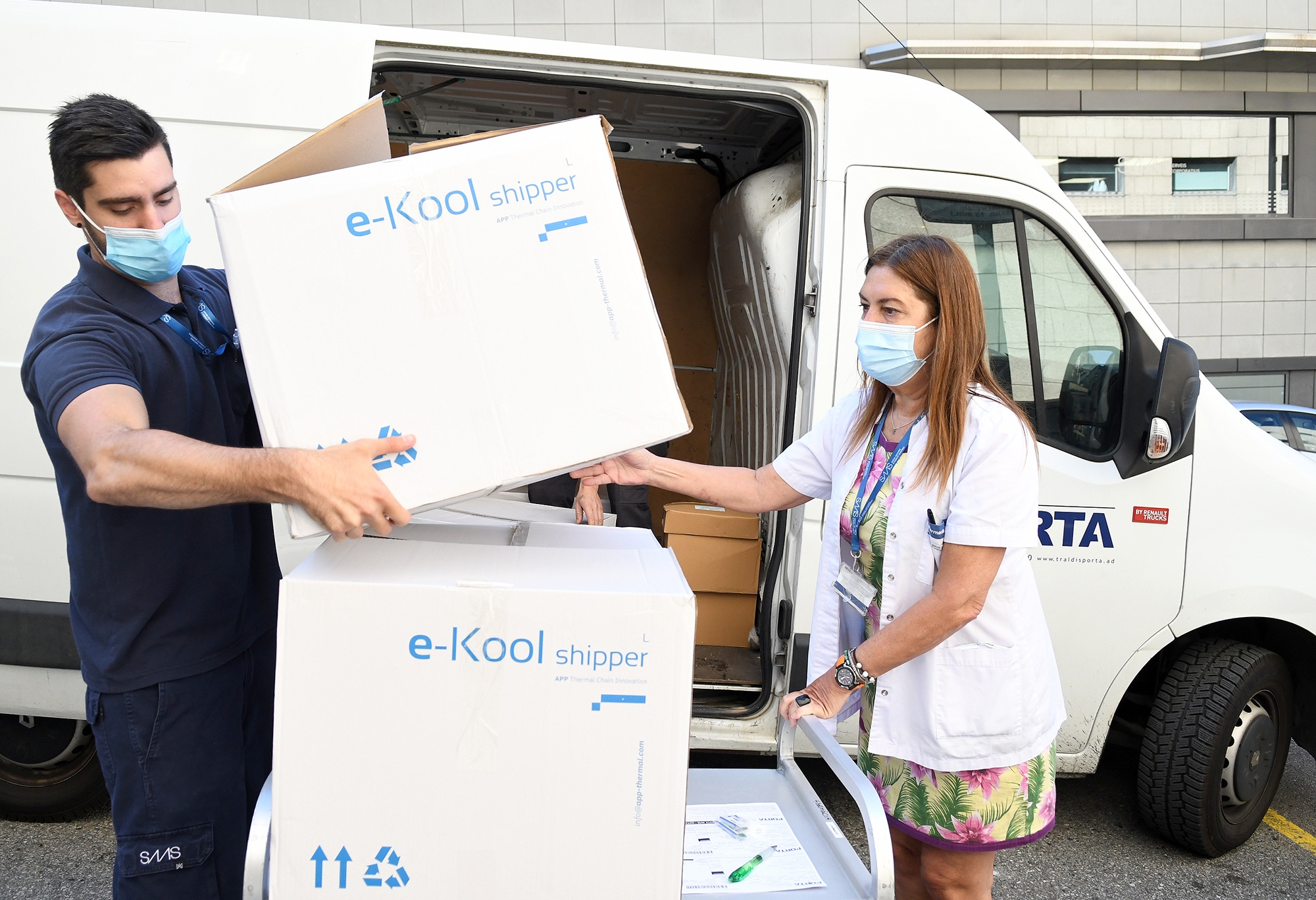 Arriben 15.000 dosis de vaccins contra la COVID-19 procedents de Portugal