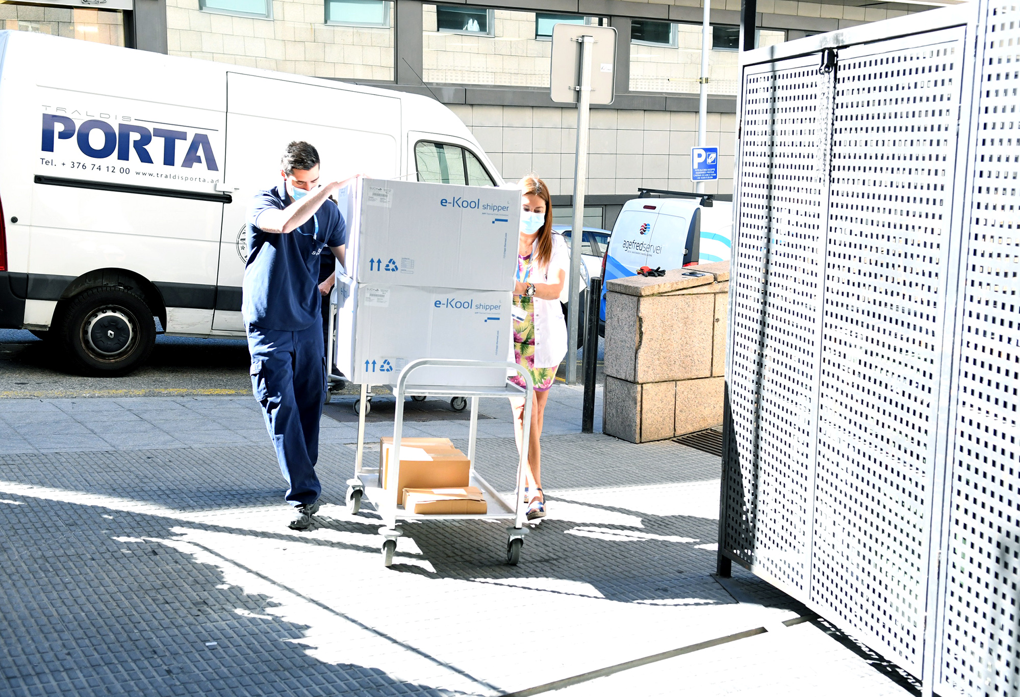 Arriben 15.000 dosis de vaccins contra la COVID-19 procedents de Portugal