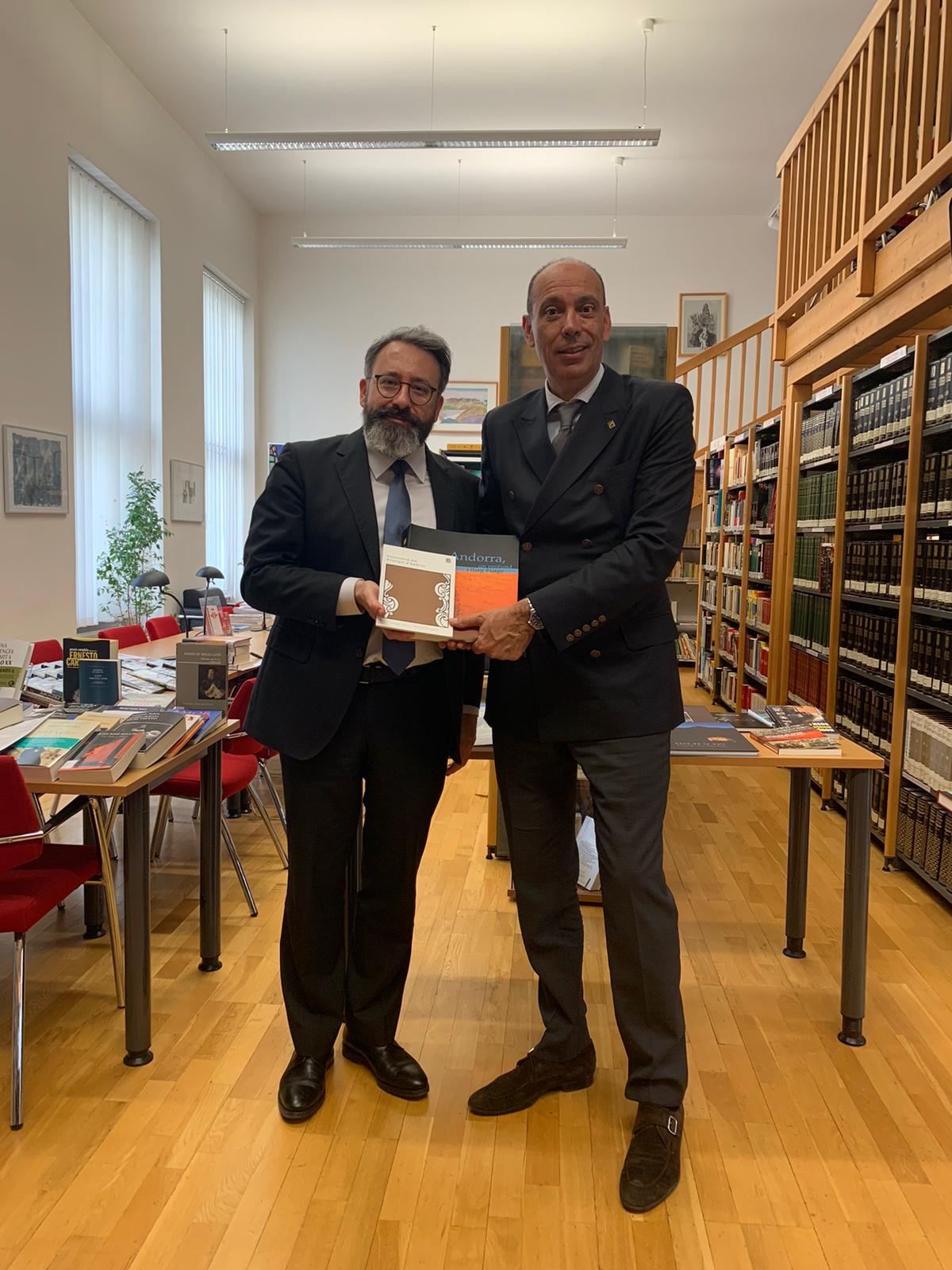 Donació de llibres a la biblioteca de l’Instituto Cervantes de Viena