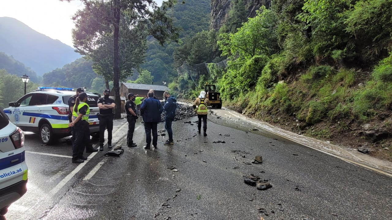 El Govern treballa per restablir la circulació a la CG-6 a la zona de Bixessarri