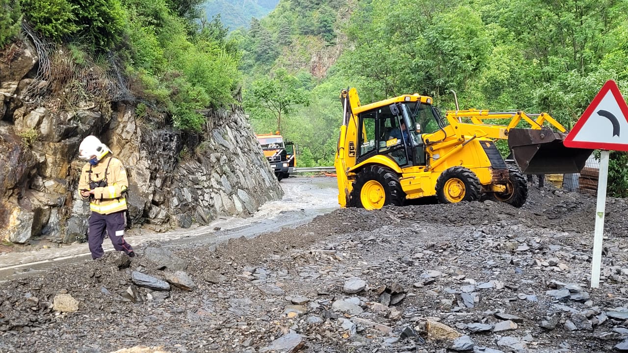El Govern treballa per restablir la circulació a la CG-6 a la zona de Bixessarri