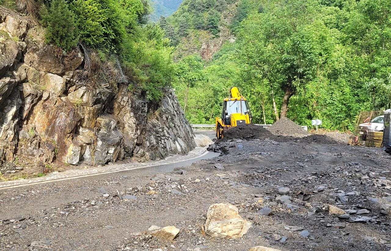 El Govern treballa per restablir la circulació a la CG-6 a la zona de Bixessarri
