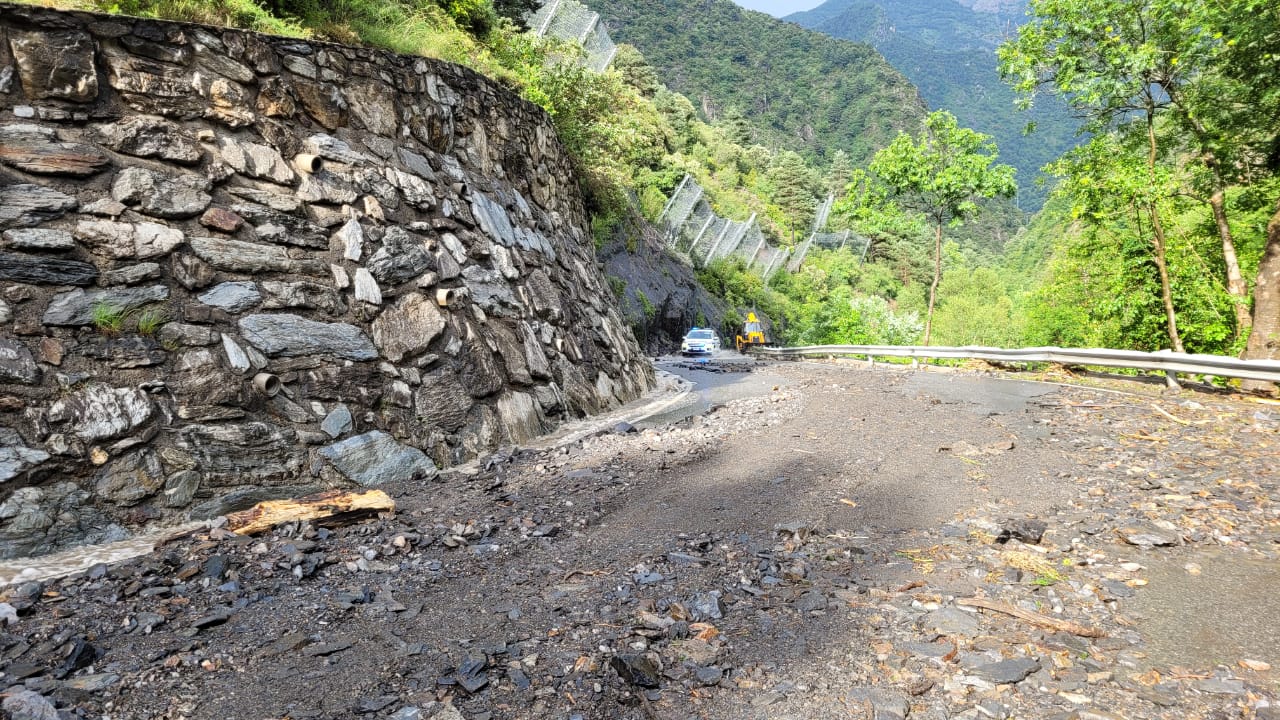 El Govern treballa per restablir la circulació a la CG-6 a la zona de Bixessarri