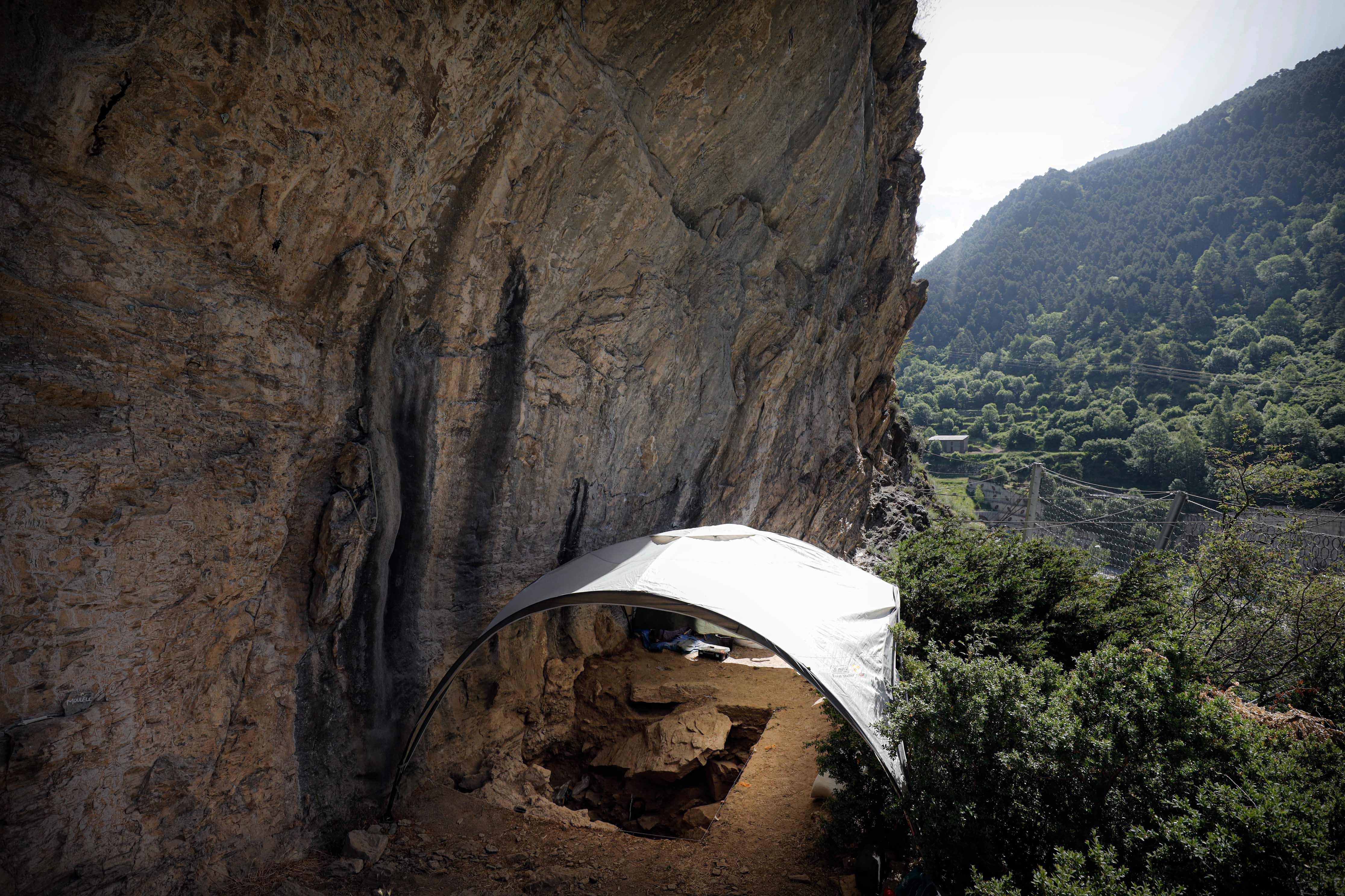 La intervenció arqueològica a la Balma del Lluncí confirma que l’espai ha estat utilitzat al llarg de la història