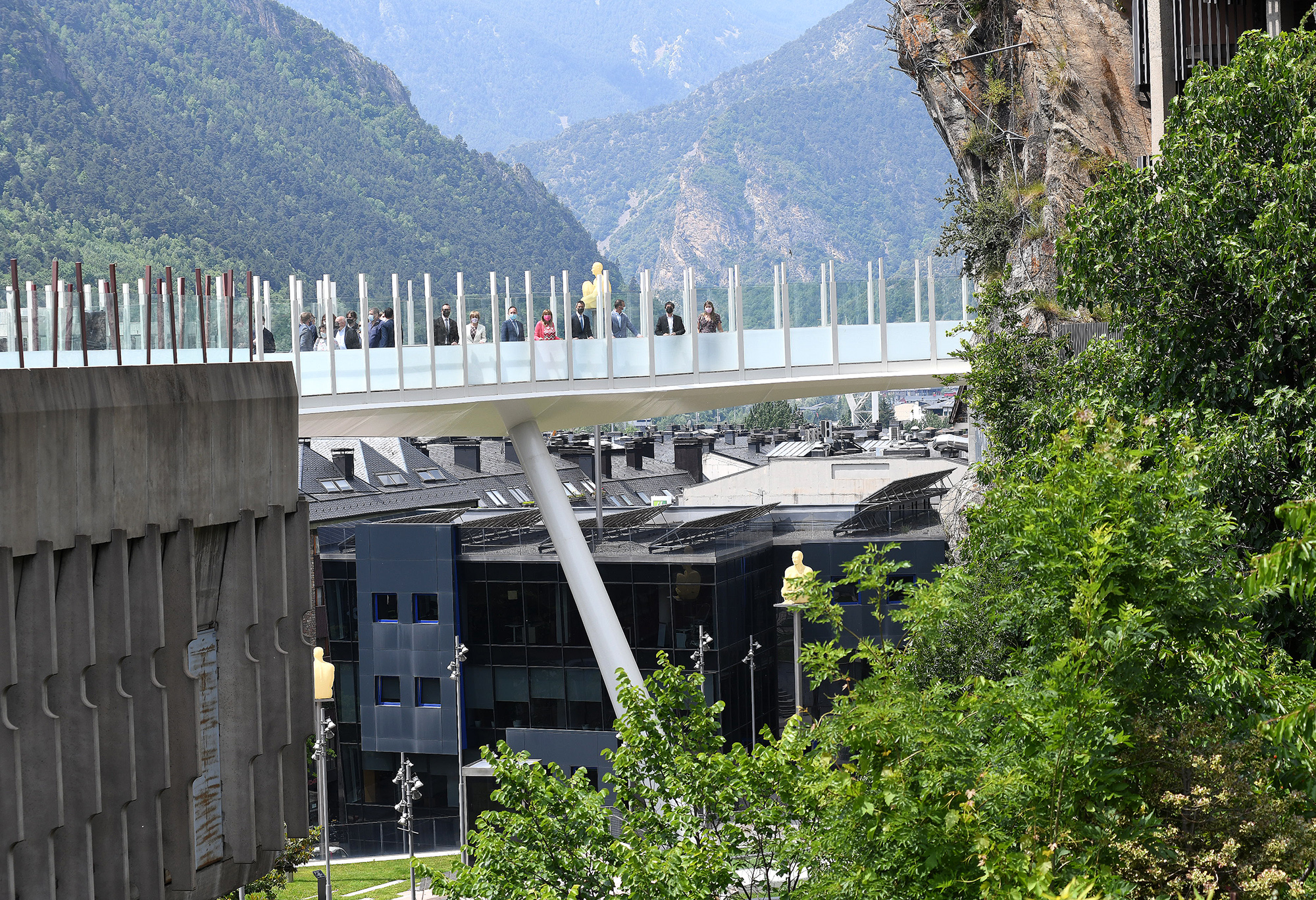 Espot, Marsol i Palmitjavila inauguren la passarel·la Rosa Ferrer, que uneix la plaça del Poble i el carrer de la Vall d’Andorra la Vella