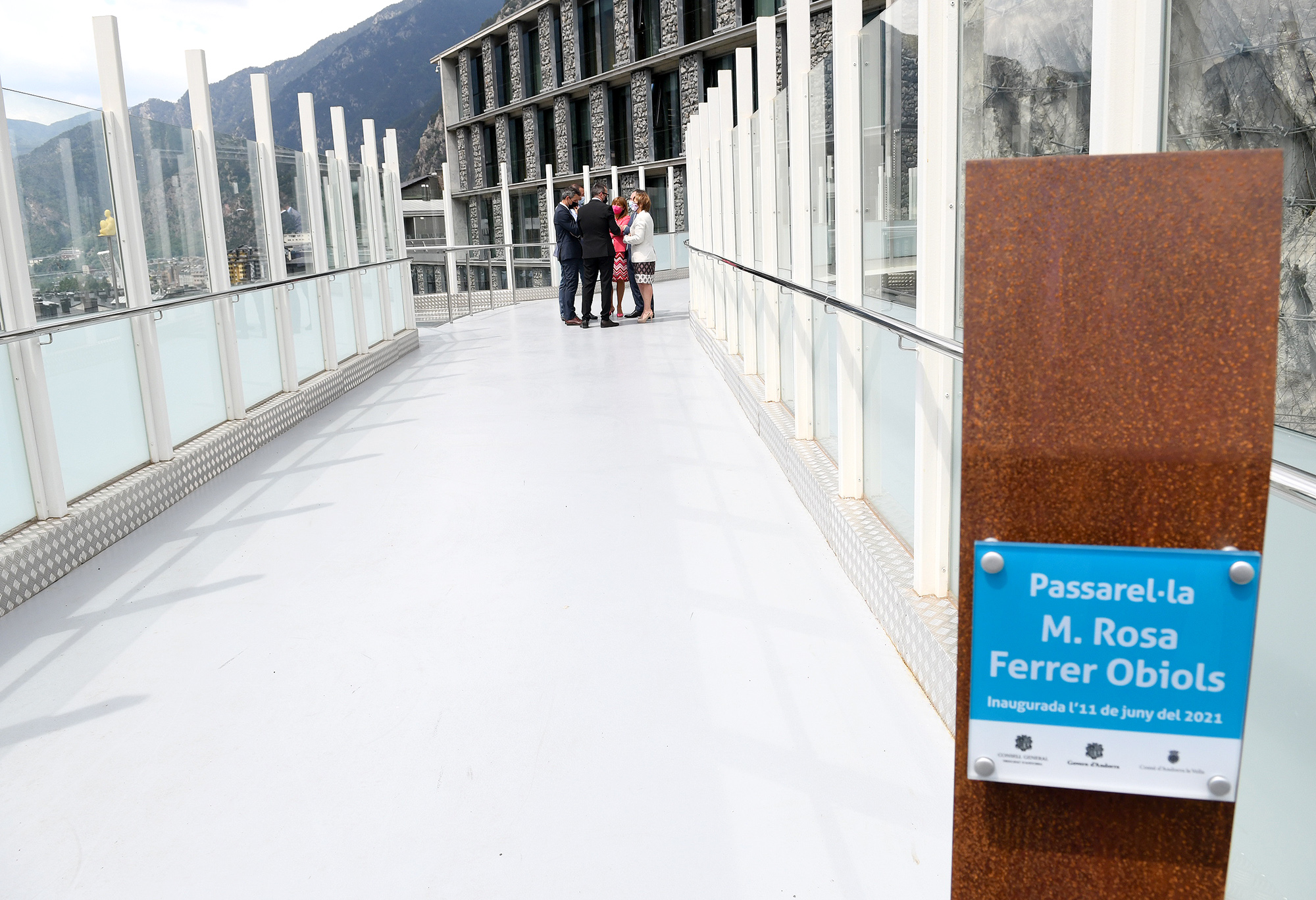 Espot, Marsol i Palmitjavila inauguren la passarel·la Rosa Ferrer, que uneix la plaça del Poble i el carrer de la Vall d’Andorra la Vella