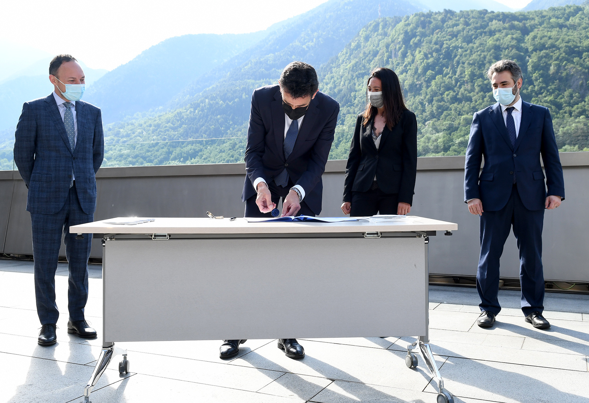 El Govern i els comuns signen l’acord institucional per pal·liar els impactes econòmics de la COVID-19