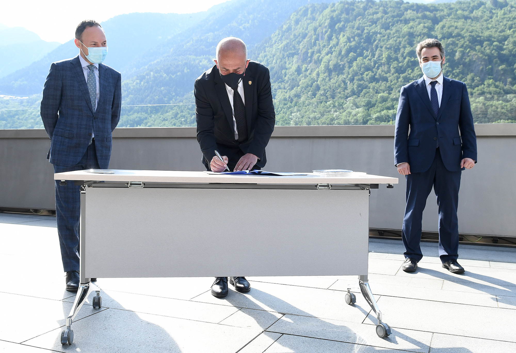 El Govern i els comuns signen l’acord institucional per pal·liar els impactes econòmics de la COVID-19