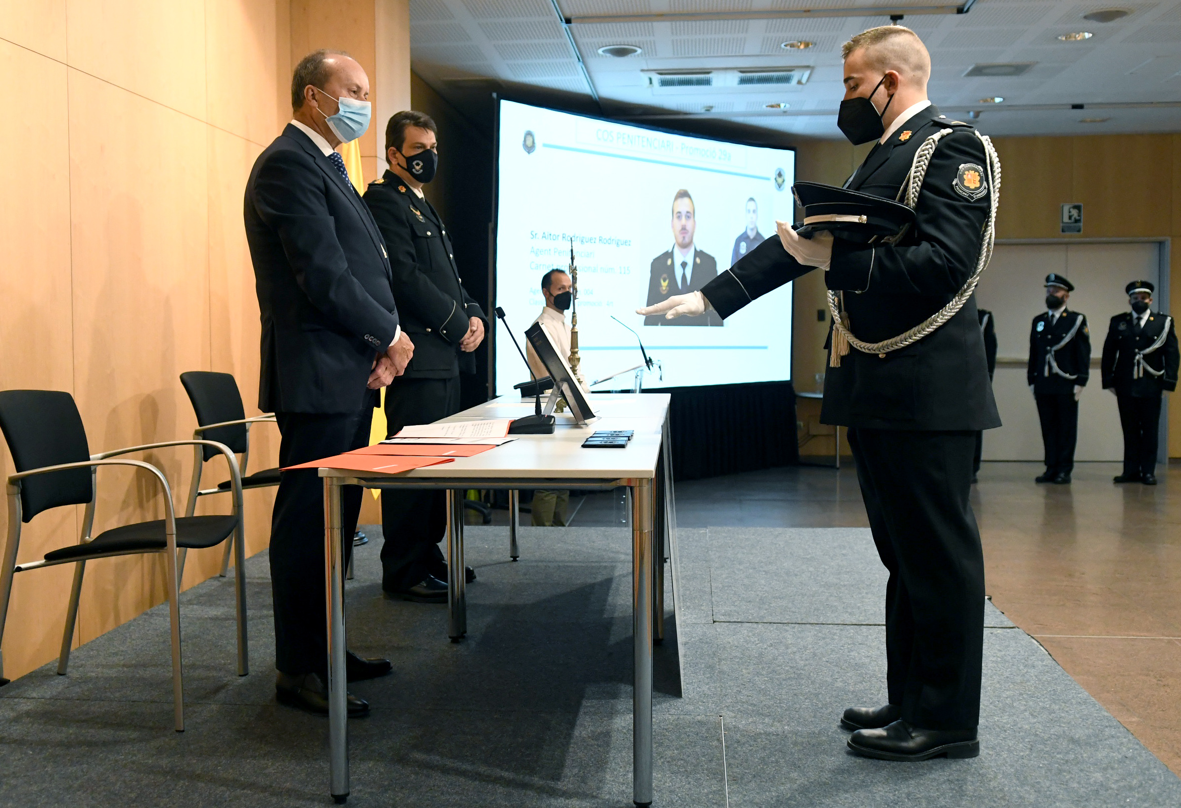 Set nous agents penitenciaris de la 29a promoció juren el càrrec