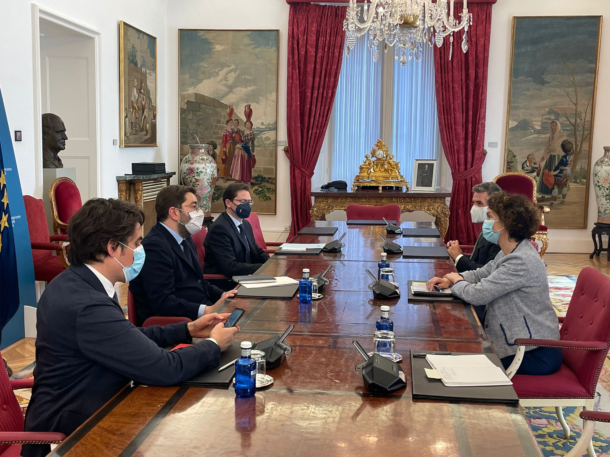 Maria Ubach es troba amb la ministra espanyola d’Afers Exteriors, Unió Europea i Cooperació, Arancha González Laya, per tractar les relacions bilaterals