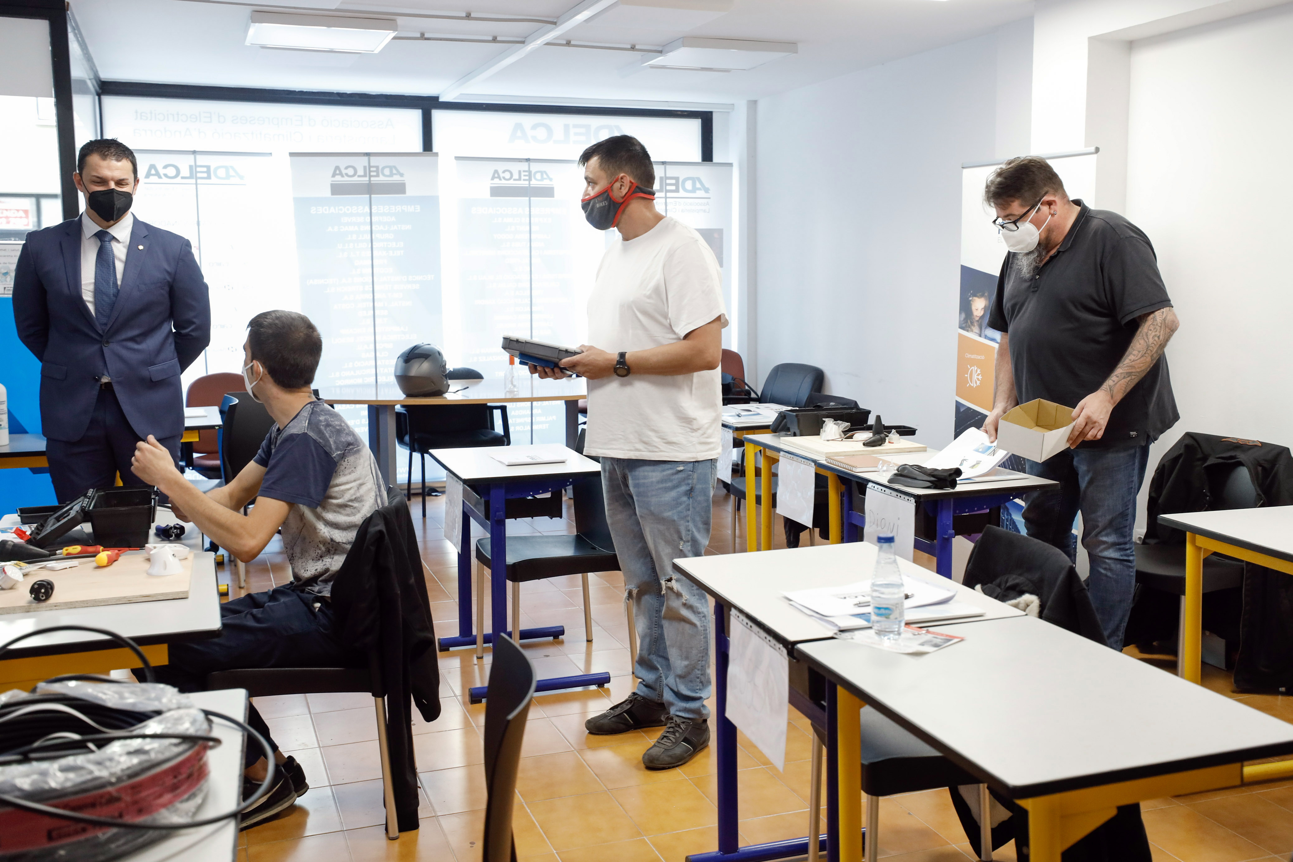 Gallardo visita el curs de formació d’ajudant d’electricista del Servei d’Ocupació