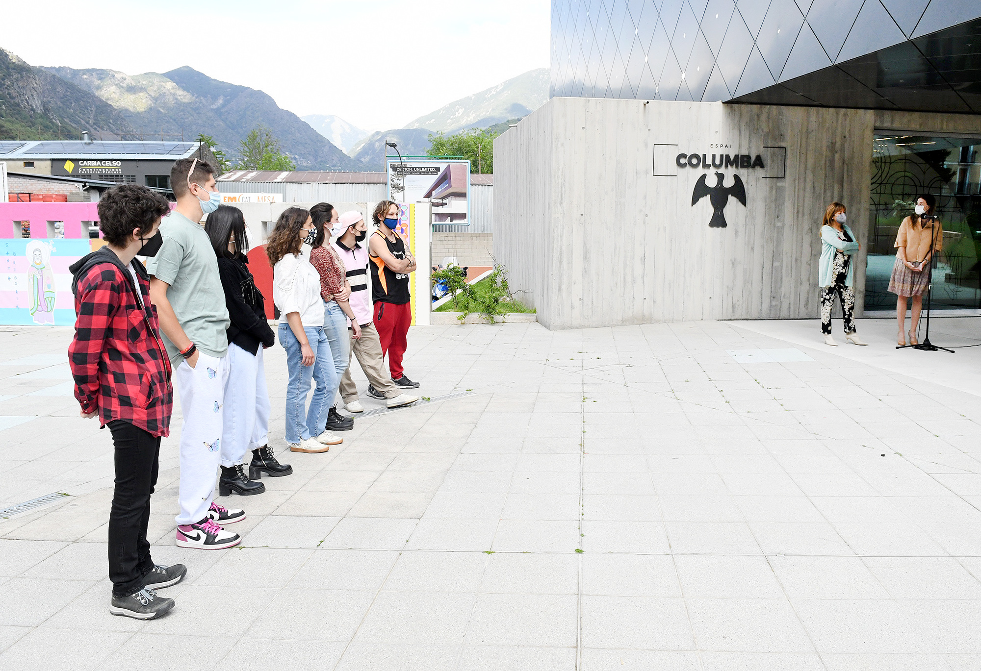 Riva visita la reinterpretació del mural urbà a l’exterior de l’Espai Columba fet per joves del país i internacionals