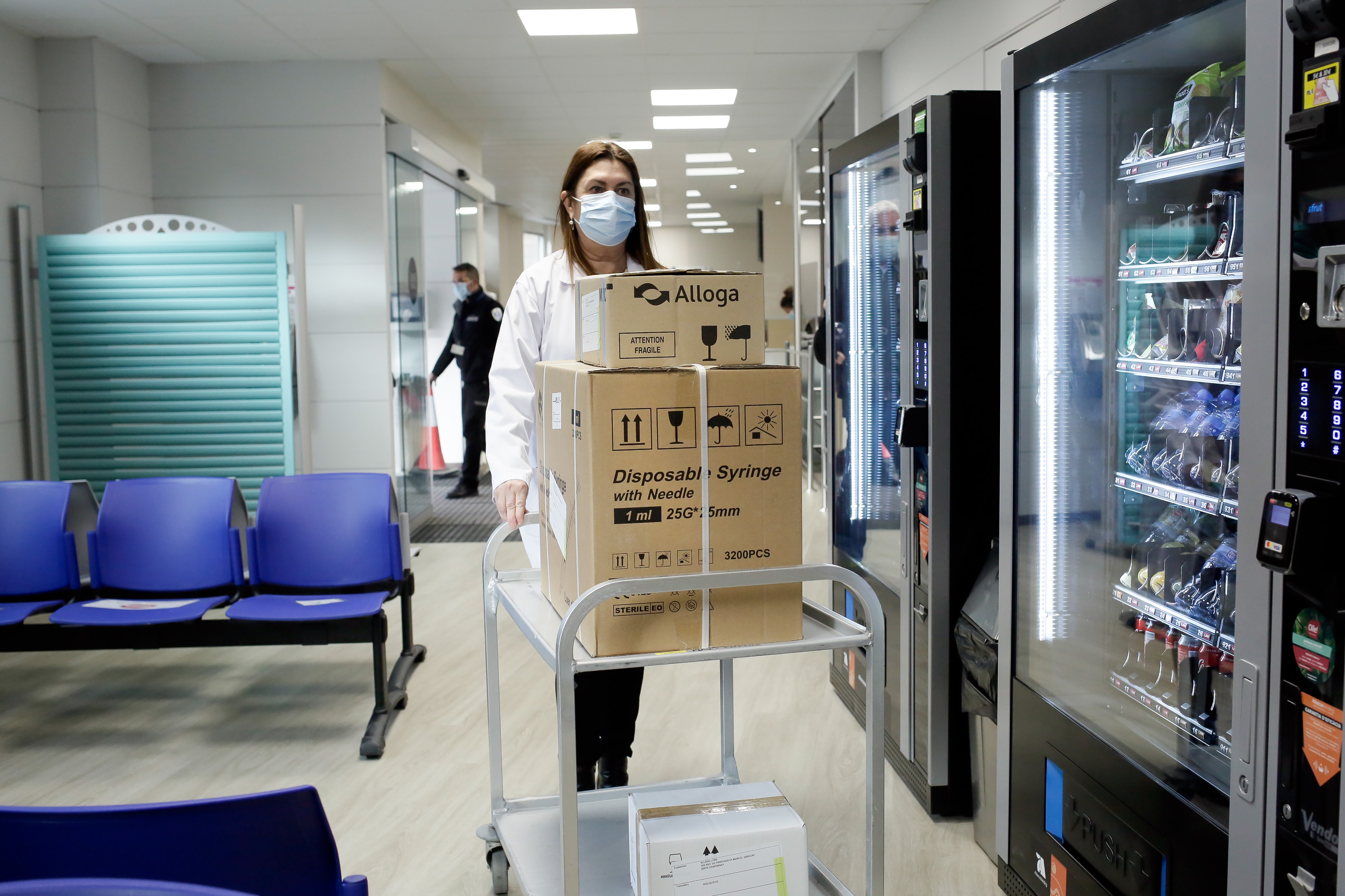 Les 3.000 dosis de la vacuna contra la COVID-19 procedents de França s’administraran a personal sanitari i ciutadans inclosos en la fase 2 del pla de vacunació