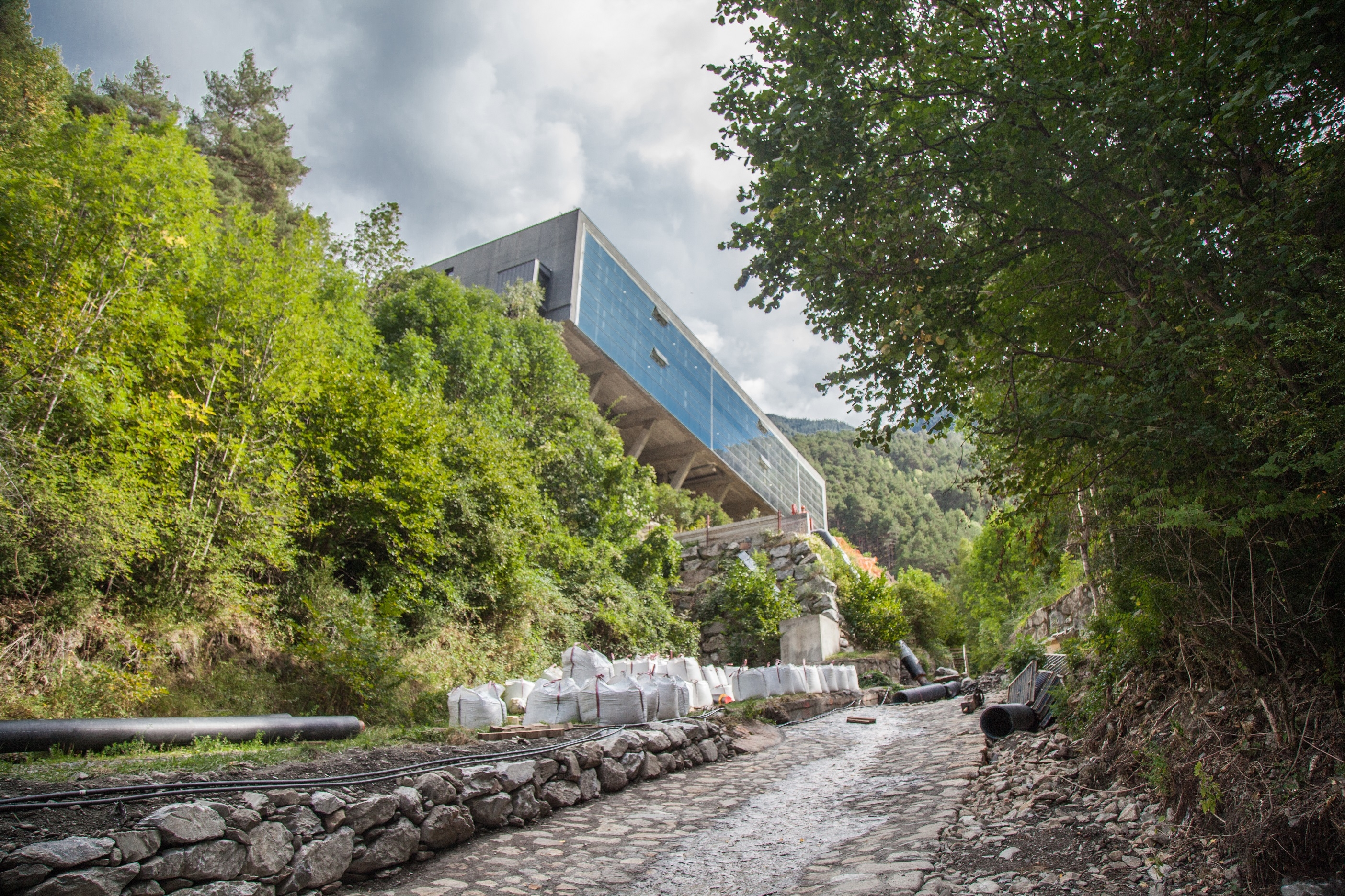 Les obres de la construcció de la xarxa de calor arriben a la rotonda de la Borda Estevet