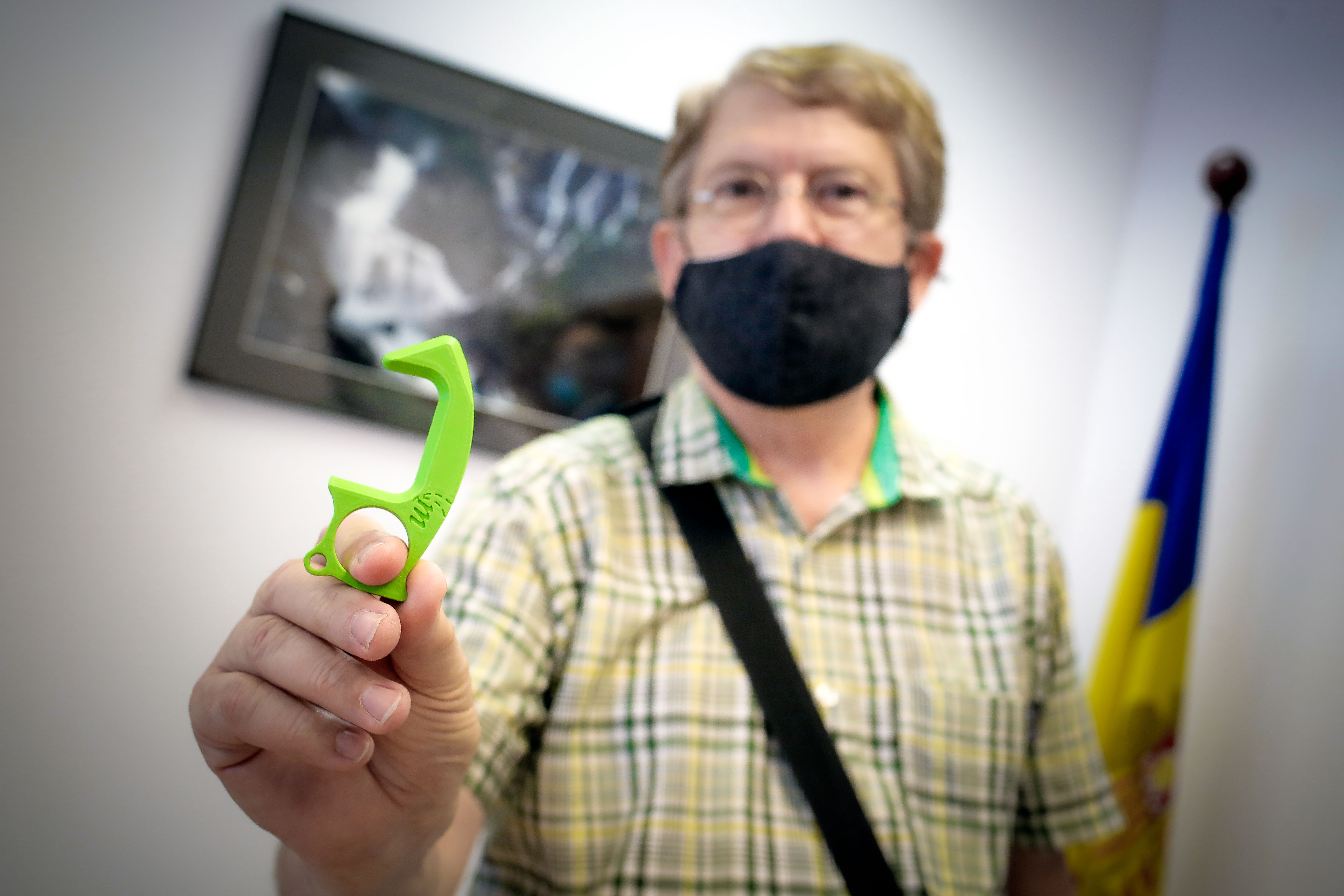 El Ministeri d’Afers Socials, Habitatge i Joventut lliura 1.000 dispositius per obrir portes a la Federació de la Gent Gran