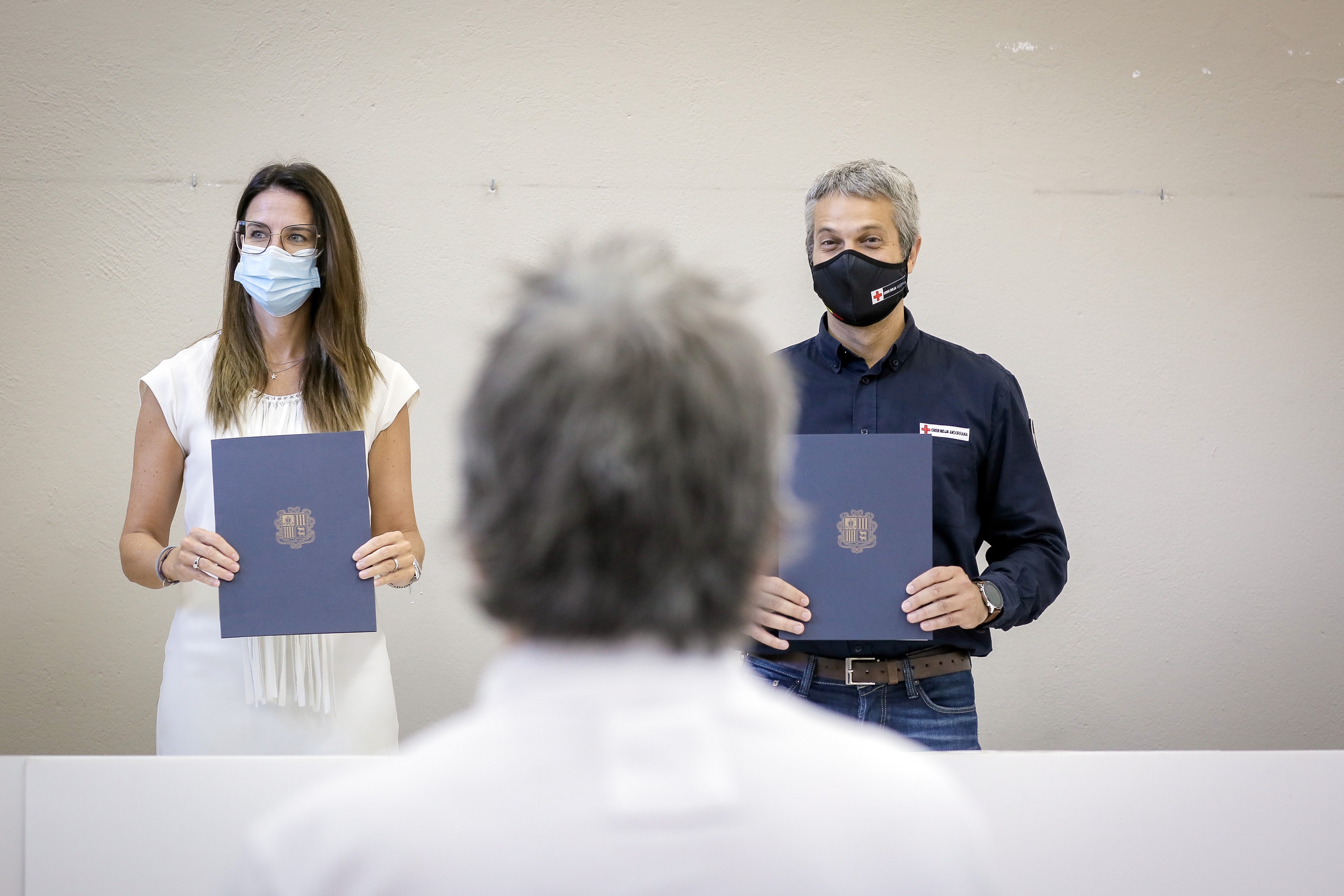 Conveni entre el Govern i la Creu Roja per dotar de 10 nous desfibril·ladors les instal·lacions esportives i fer formacions