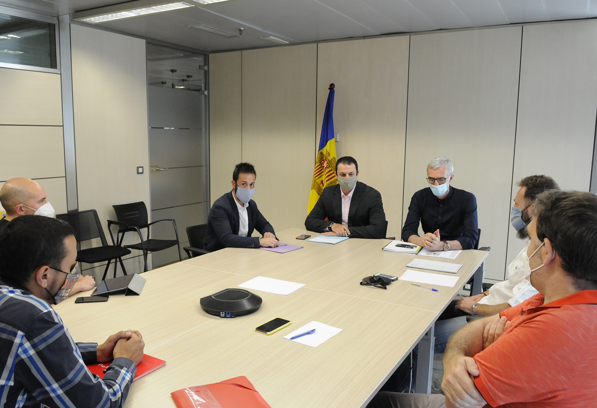 El ministre Gallardo es reuneix amb els representants del taxi per copsar la situació actual del sector