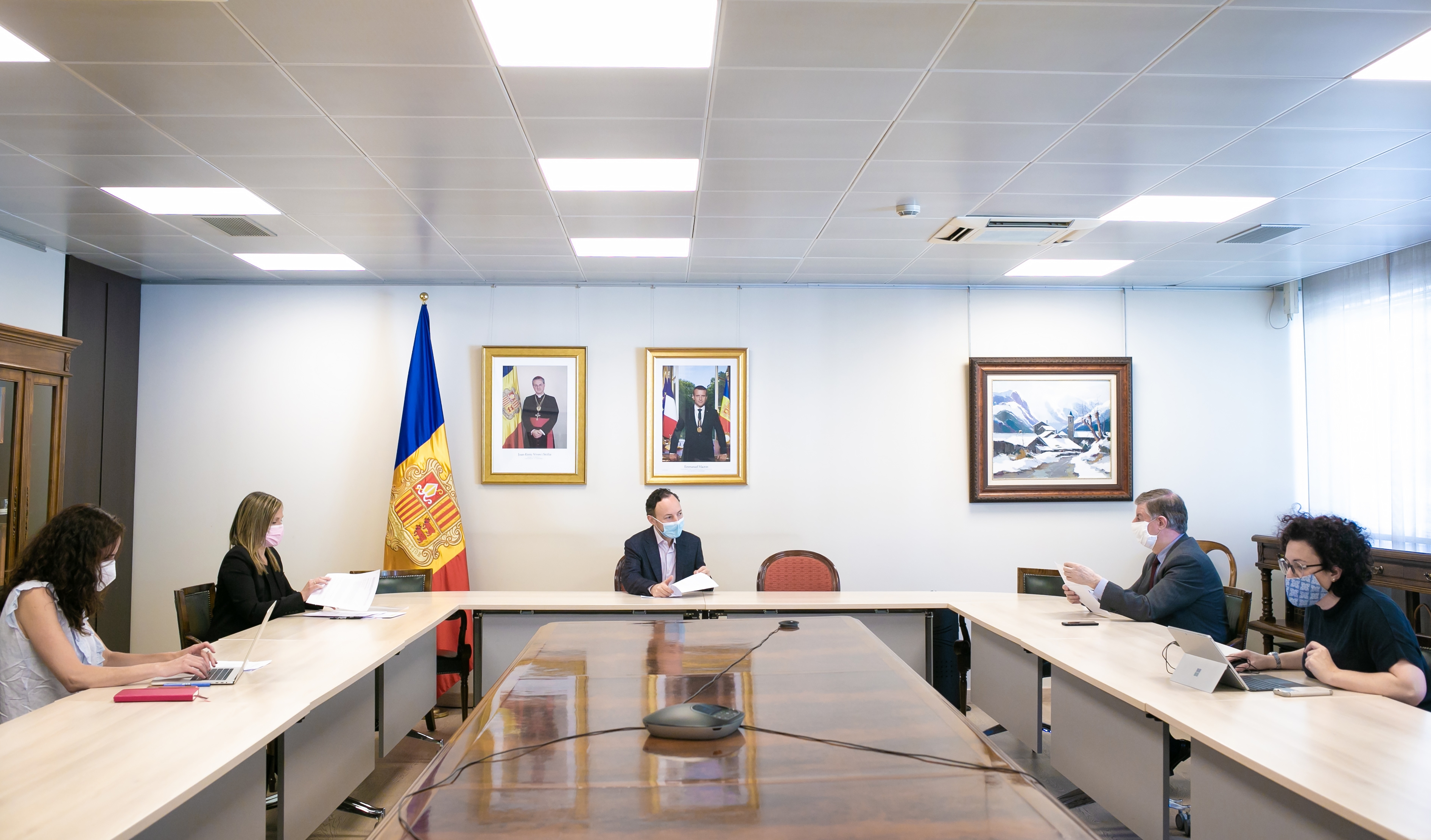 Espot lliura als membres del Consell Superior de la Justícia i al Tribunal Constitucional els projectes de llei que està treballant l’Executiu