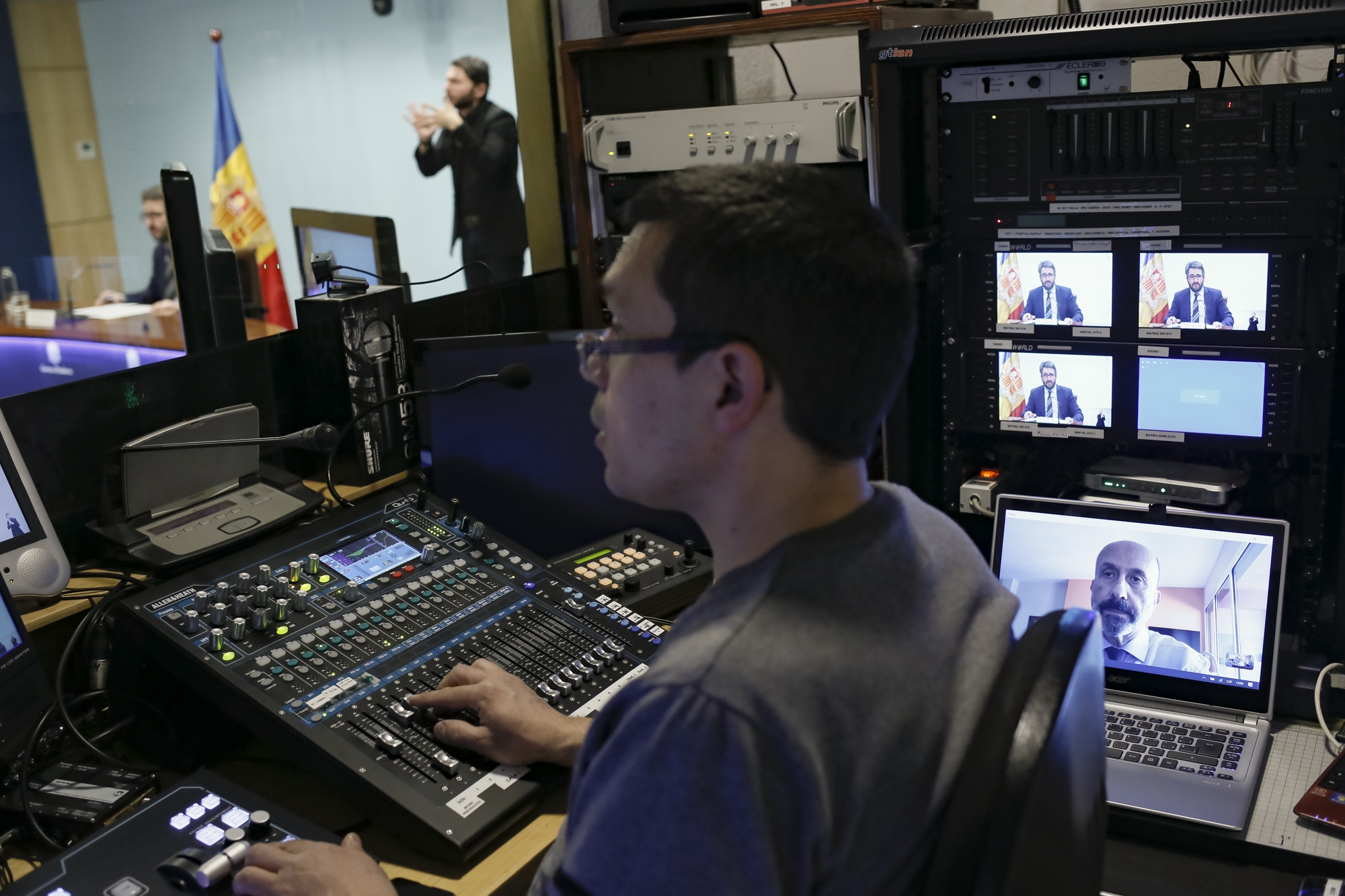 La mobilitat a les fronteres es redueix més del 90% i del 78% internament