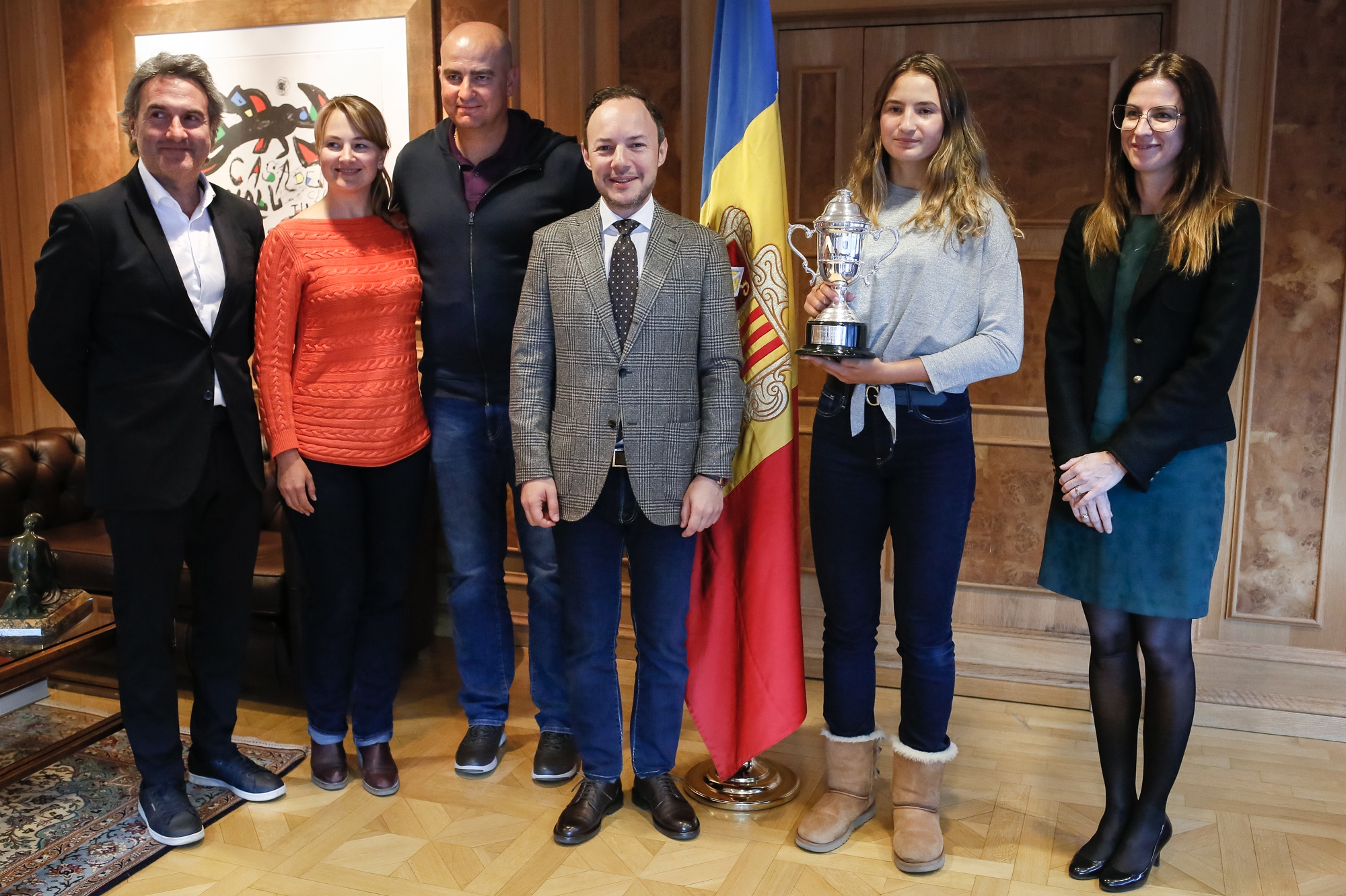 Espot i Riva reben a la jove tenista Victòria Jiménez després del seu triomf a l’Open d’Austràlia júnior